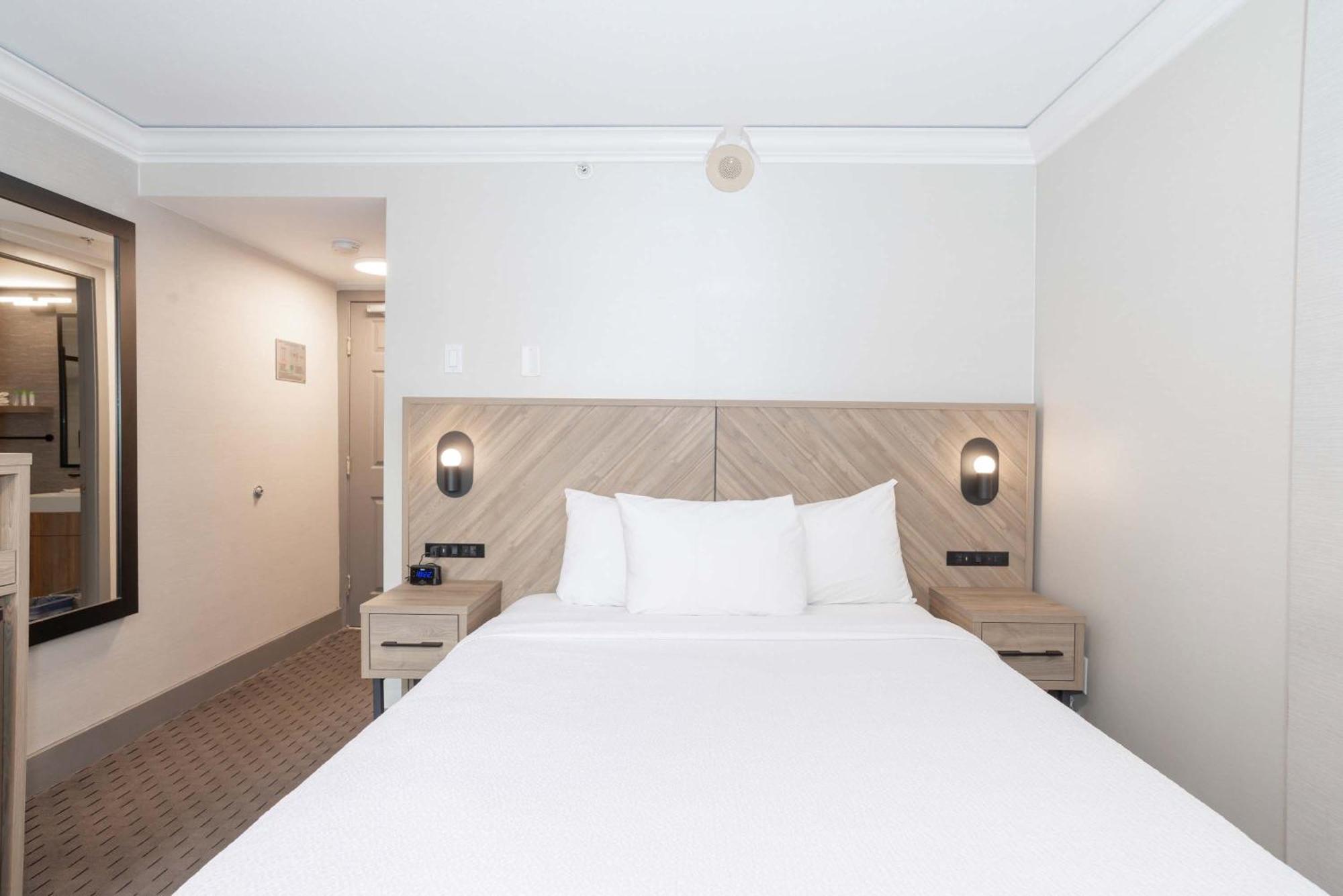 Standard Room 1 Queen Bed South Tower