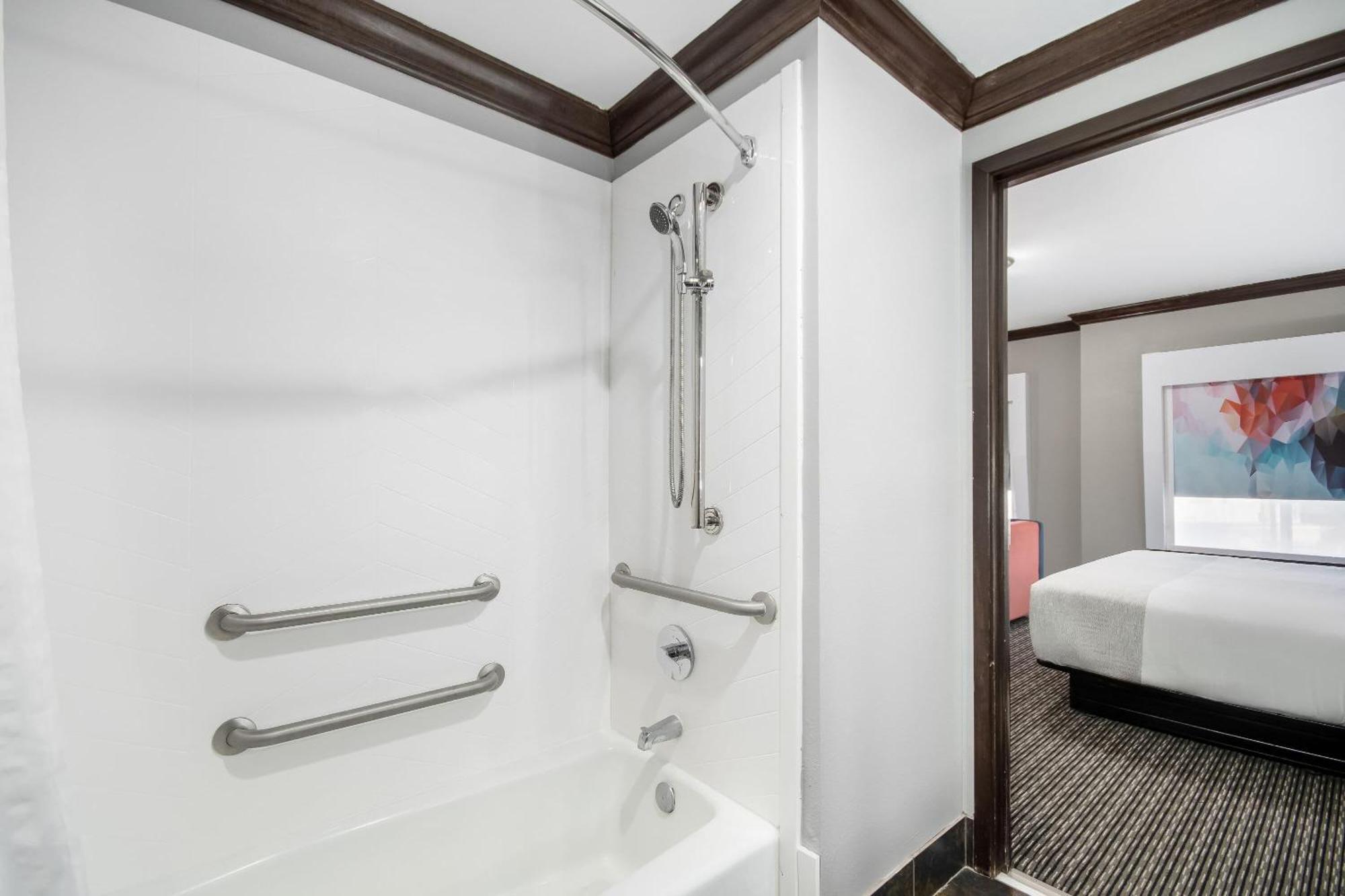 King Room Bath Tub Mobility or Hearing Accessible Non-Smoking