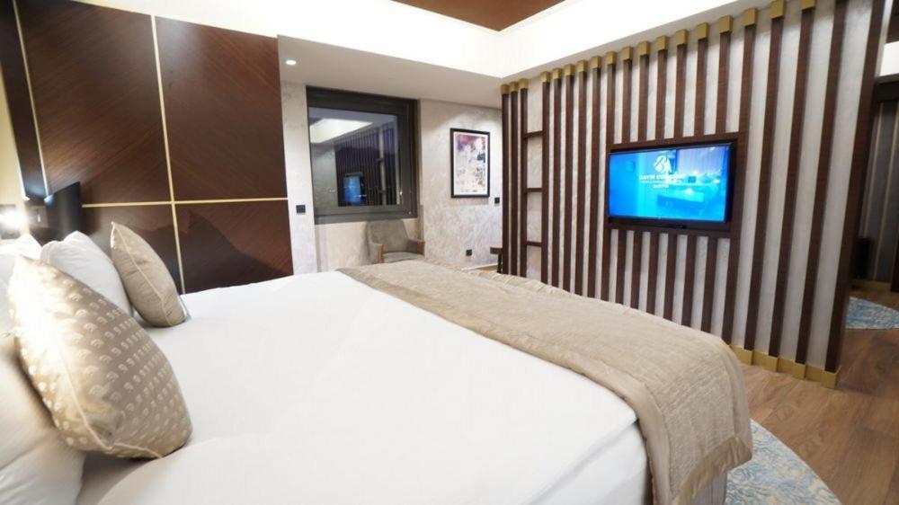 Deluxe King Suite