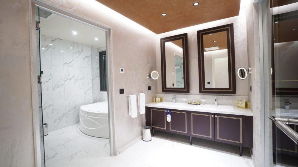 Deluxe King Suite