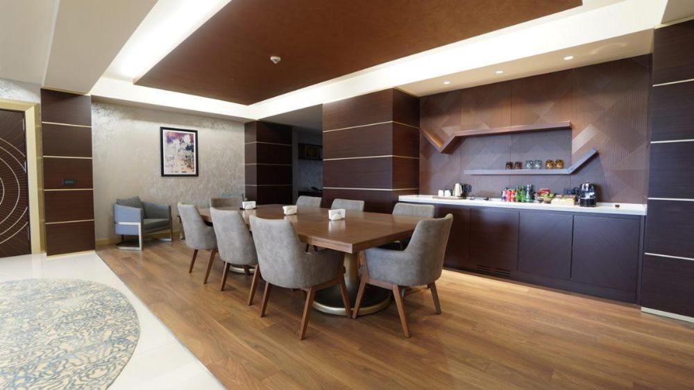 Deluxe King Suite