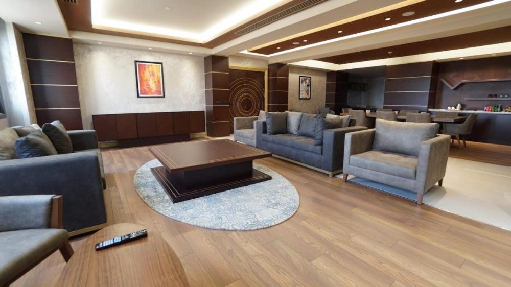 Deluxe King Suite
