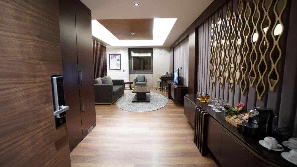 Deluxe King Suite
