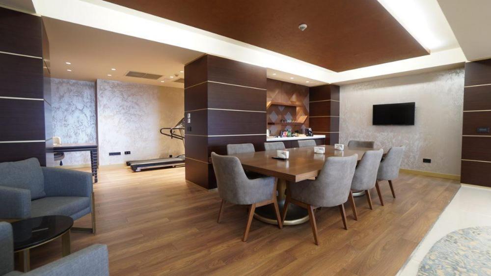 Deluxe King Suite