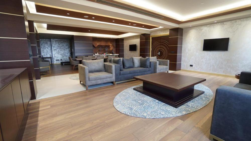Deluxe King Suite