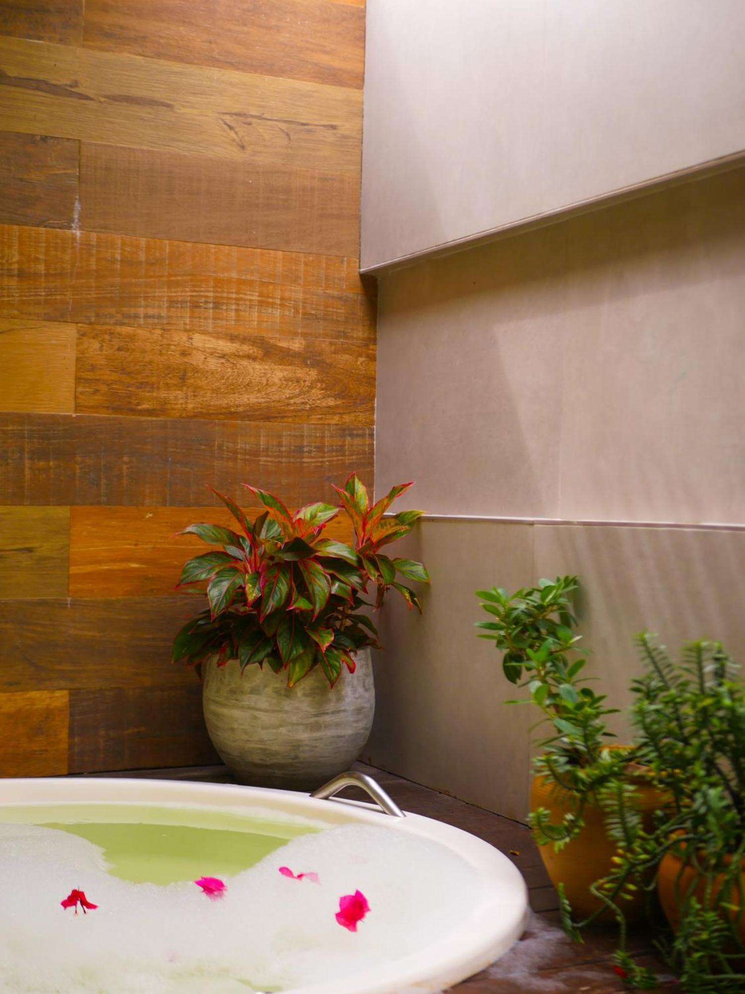 Queen Suite Spa Bath