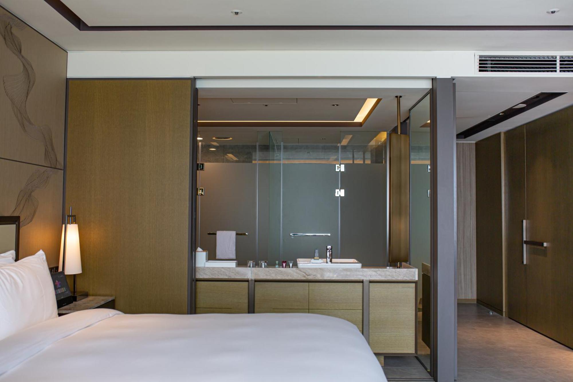 Premium Deluxe Guest Room 1 King City view