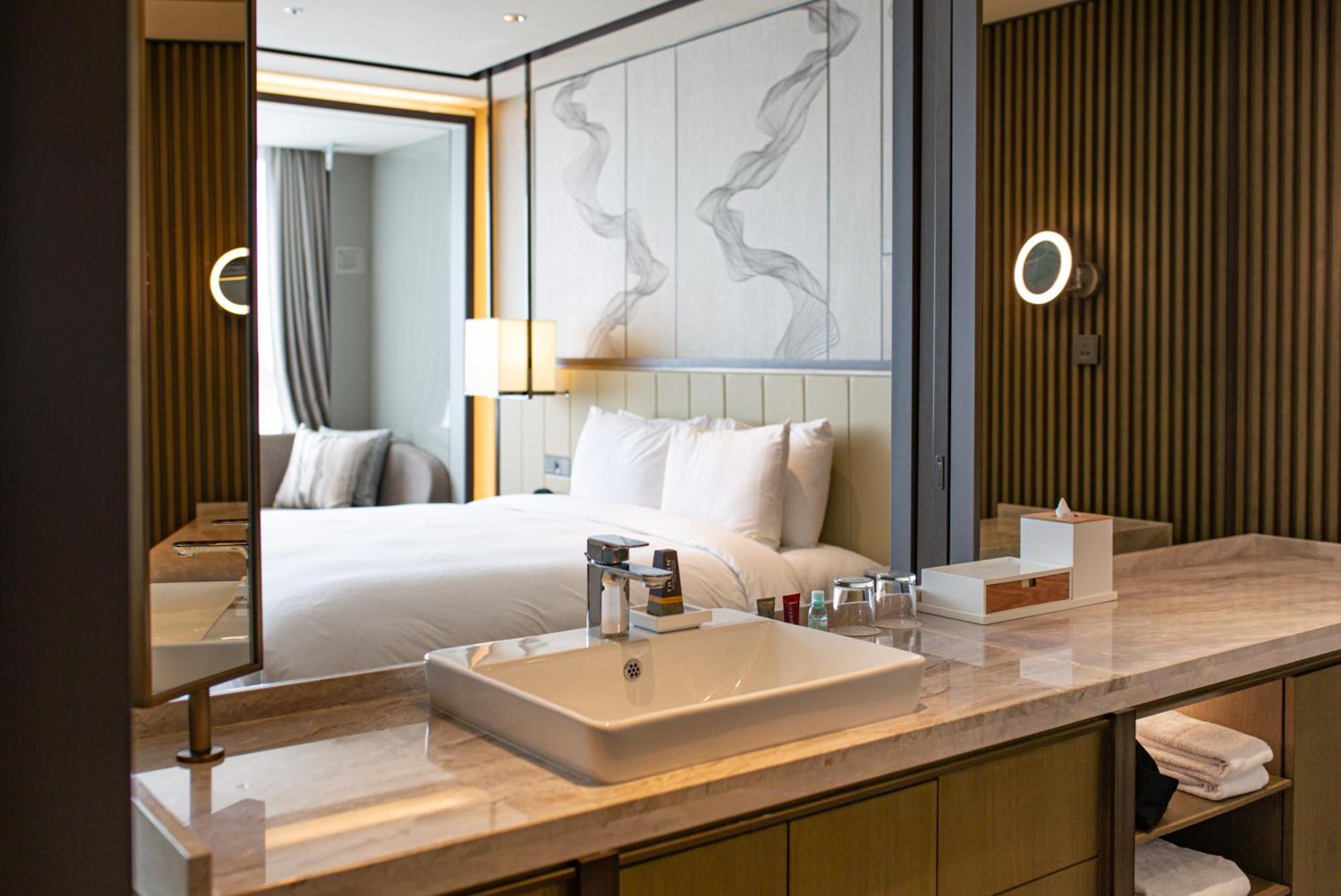 Premium Deluxe Guest Room 1 King City view