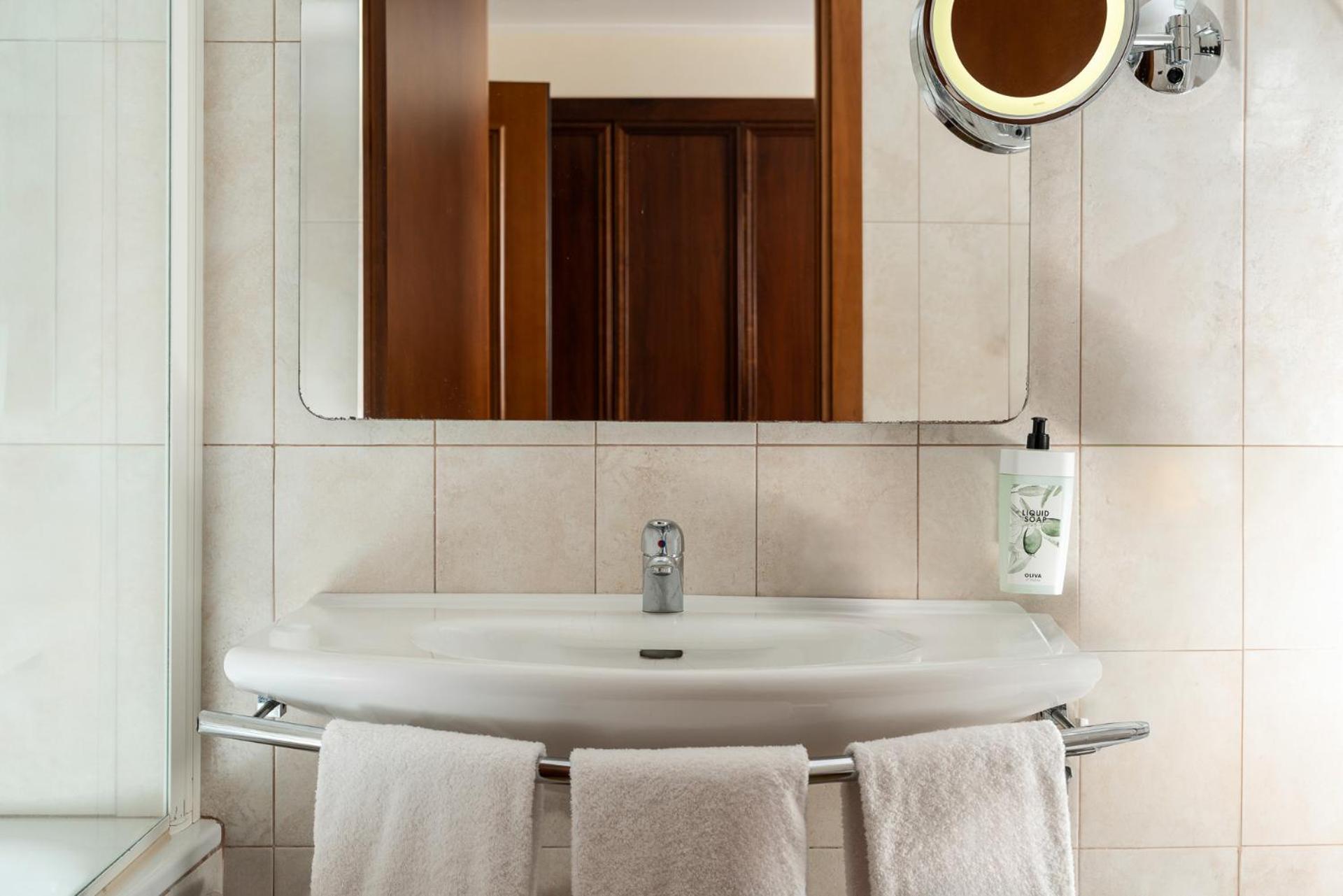 Triple Room,1756404064:JPEG