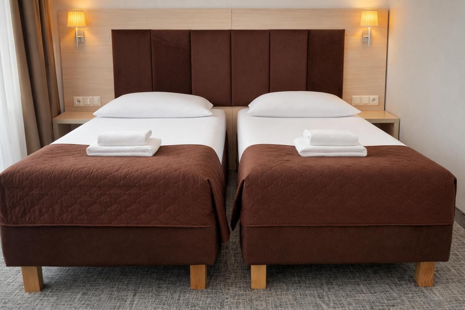 Quarto Standard com 2 Camas de Solteiro e Sofá