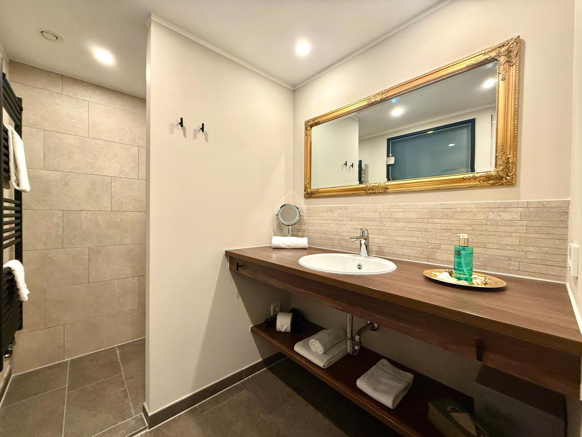 Large Double Room Deluxe