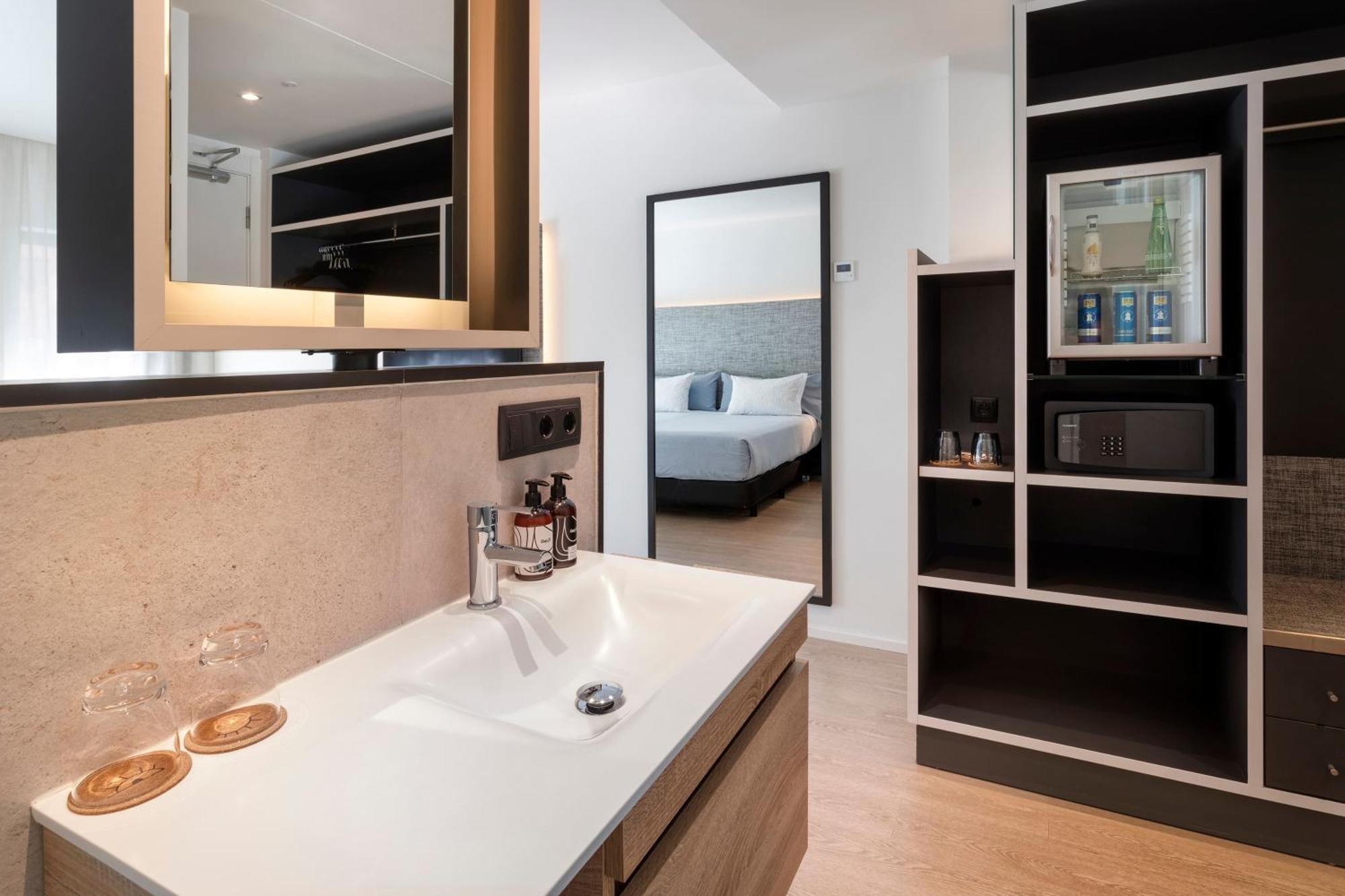 The Innside Room with City View,1758273396:JPEG