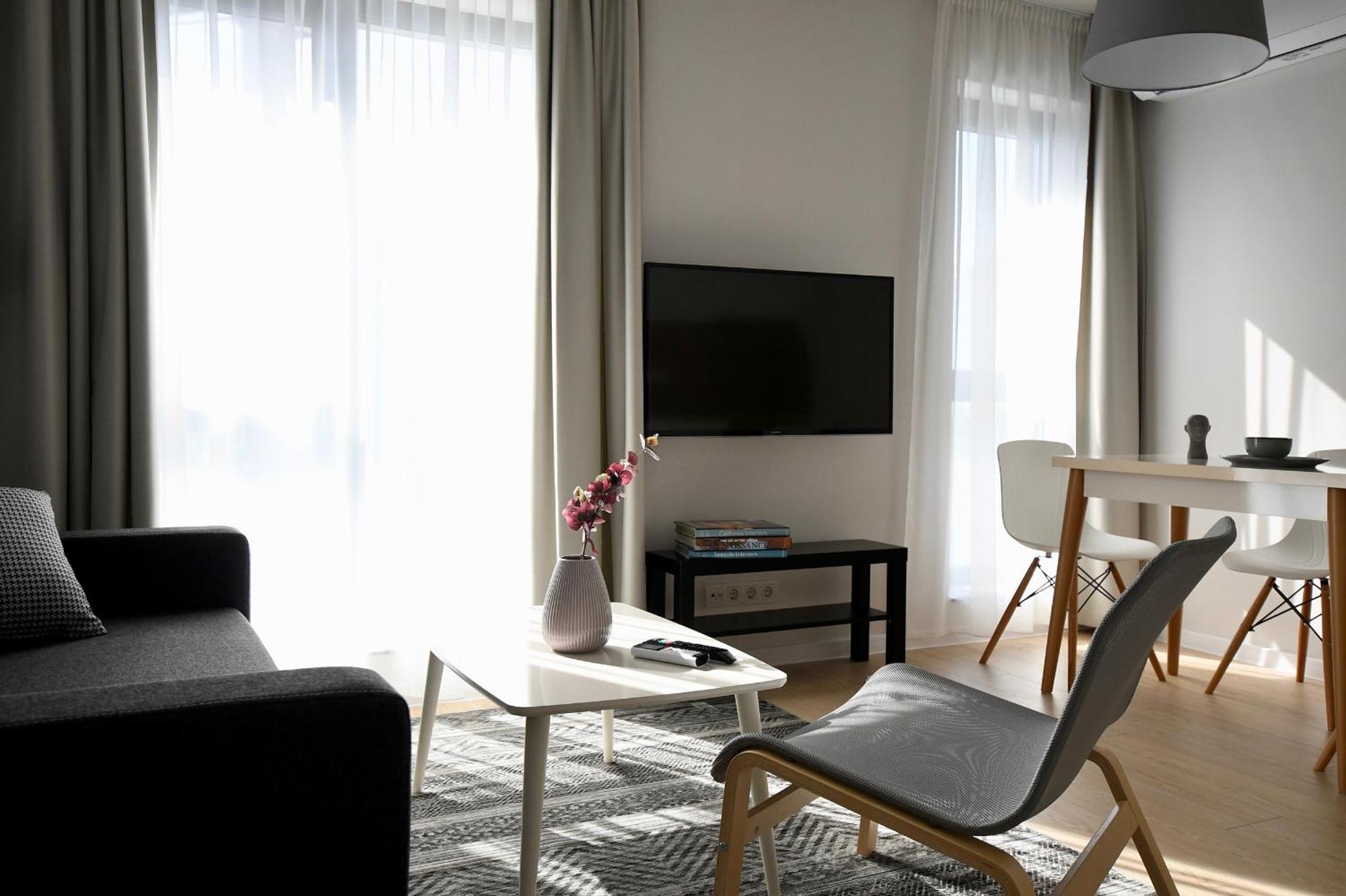 One-Bedroom Apartment Balcony City View
