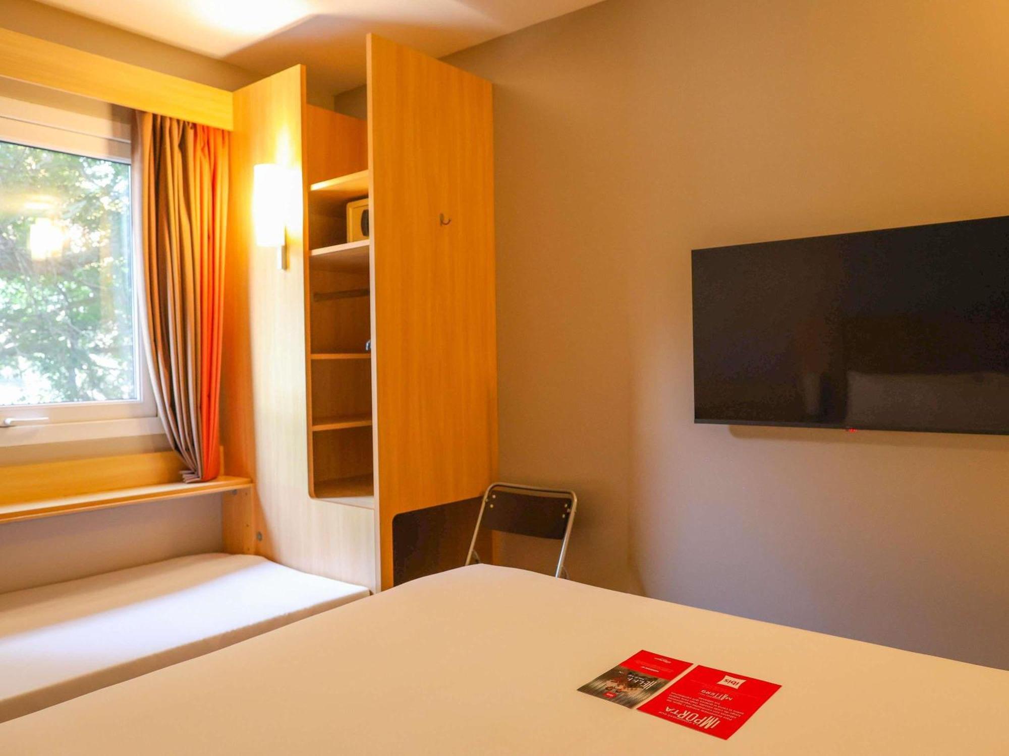 Standard Room with One Double Bed and One Single Bed