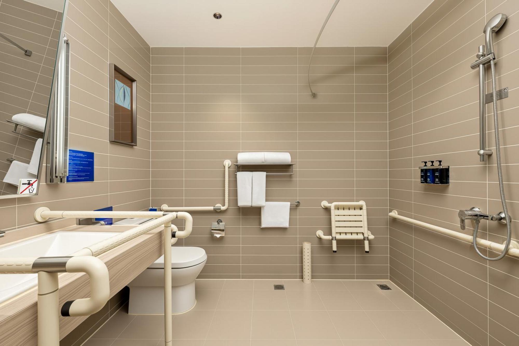 Standard Queen Room Accessible
