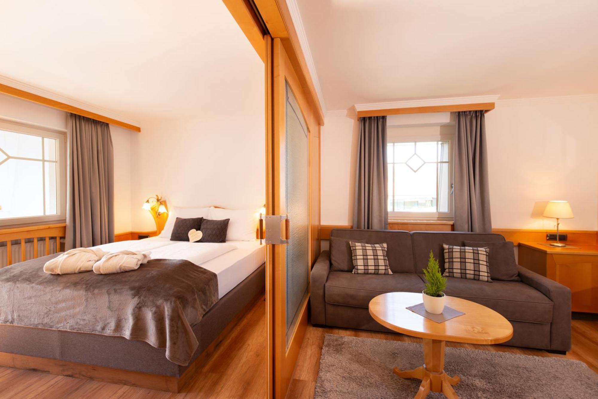 Two-Room Suite,1765581493:JPEG