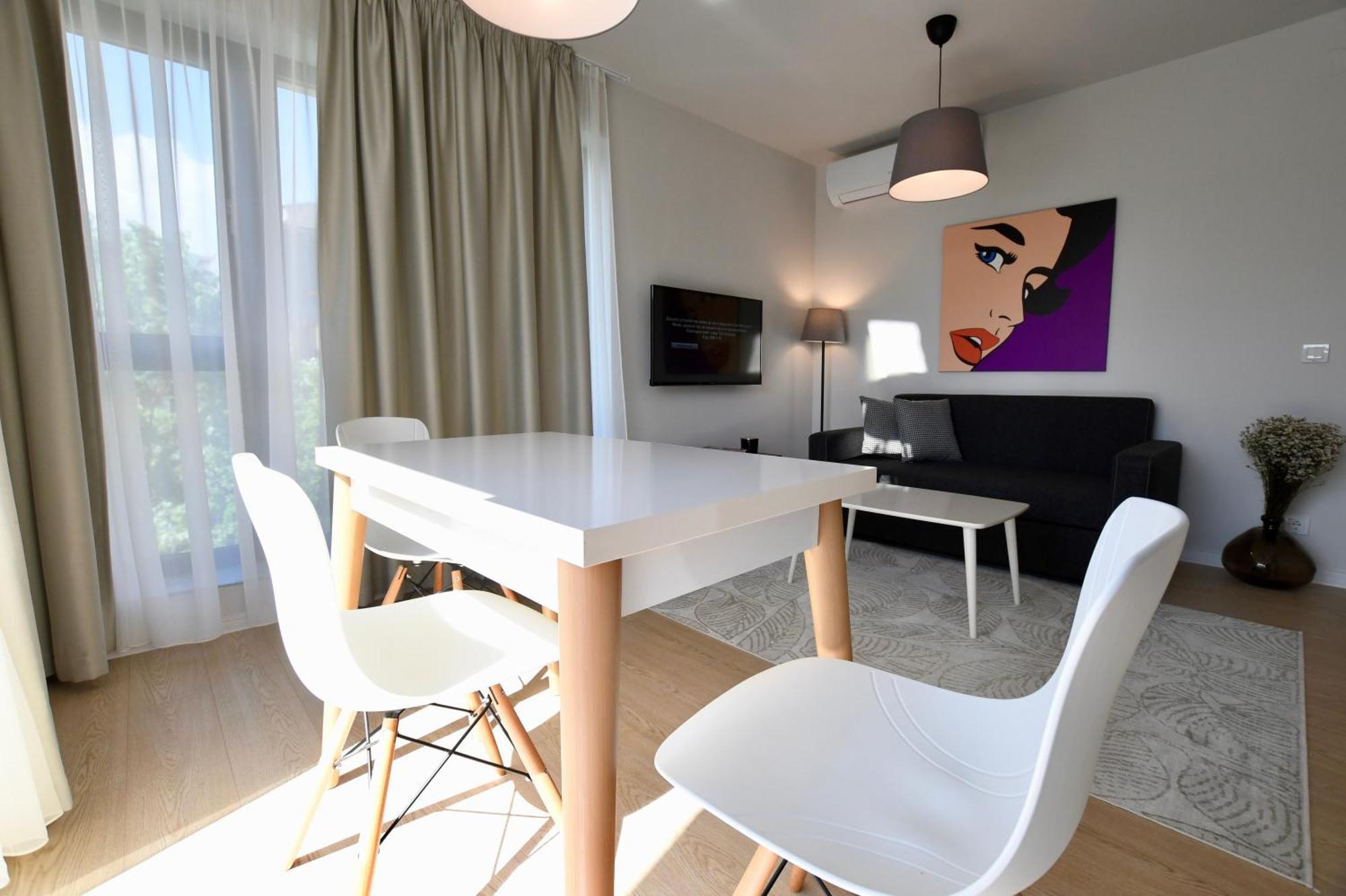 One-Bedroom Apartment Balcony City View