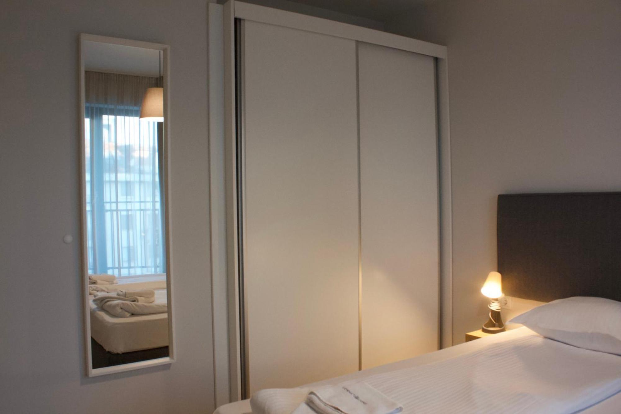 One-Bedroom Apartment Balcony City View