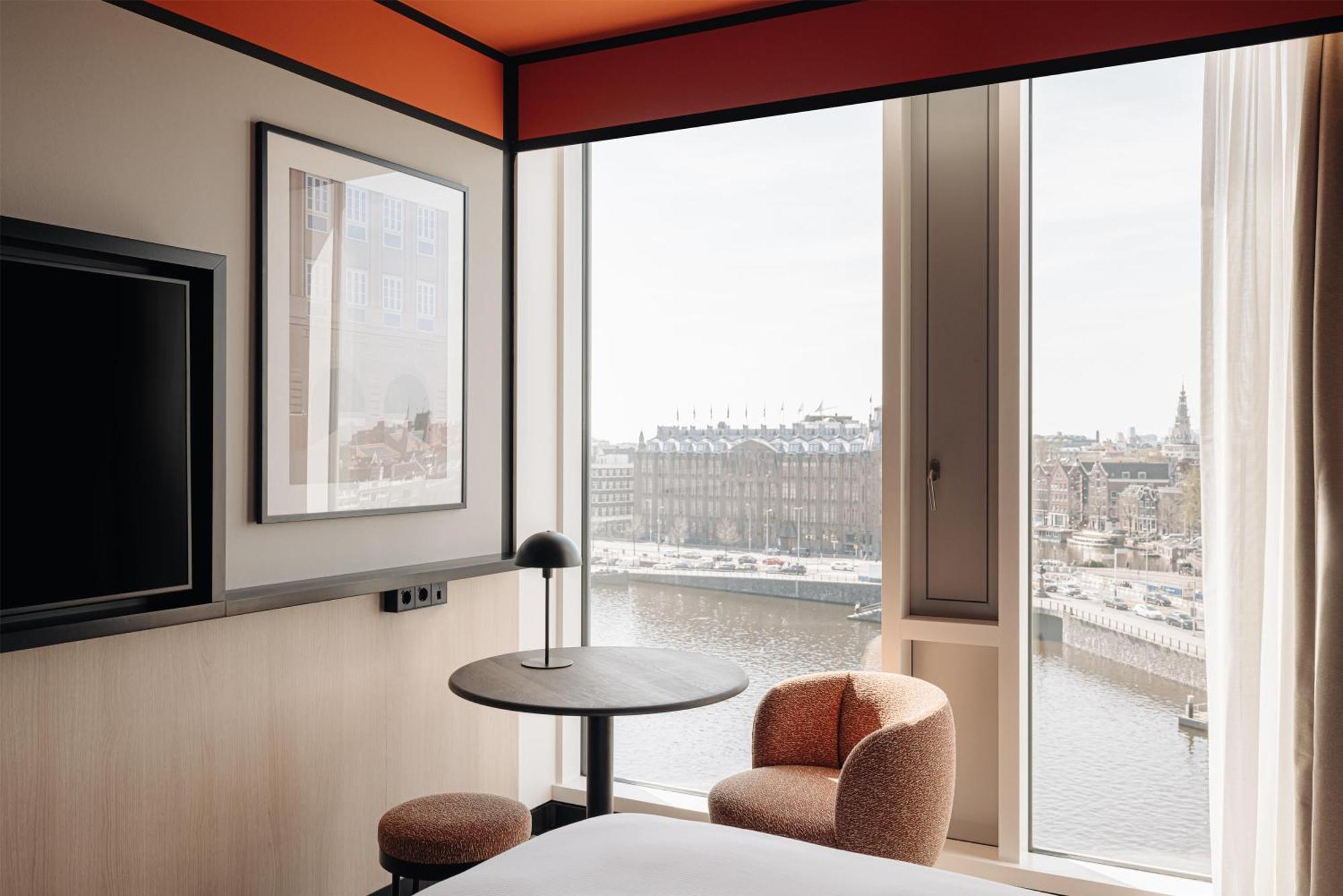 Habitación Deluxe con cama extragrande y vistas a la ciudad y al canal