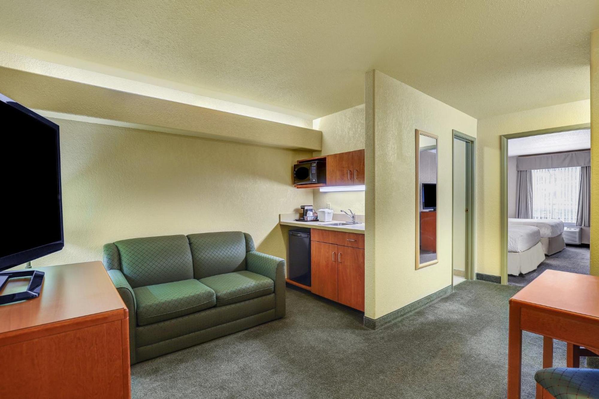 One-Bedroom Queen Suite