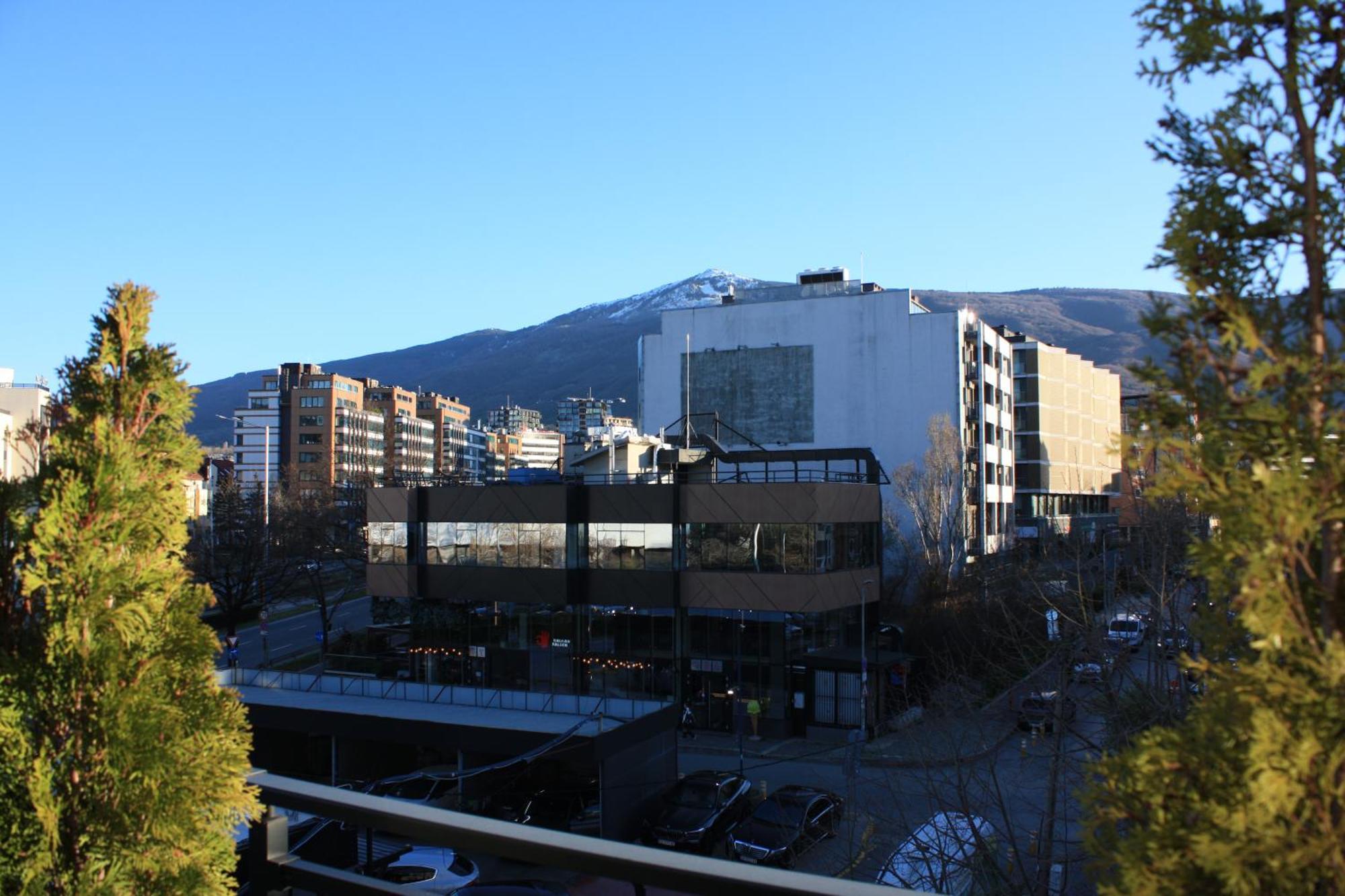 One-Bedroom Apartment Balcony Mountain View