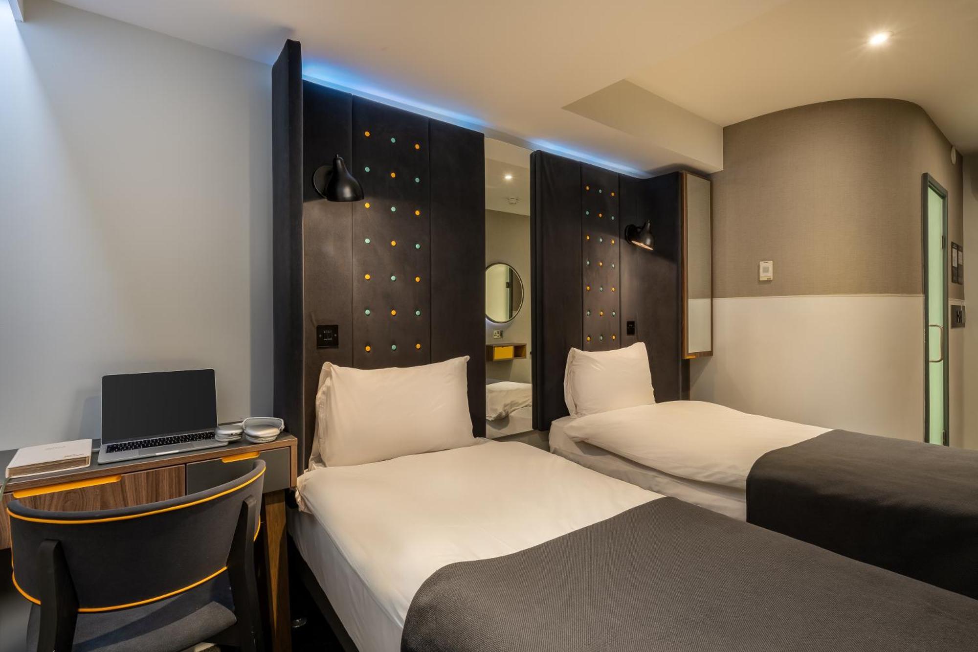 Cosy Twin Room no Window