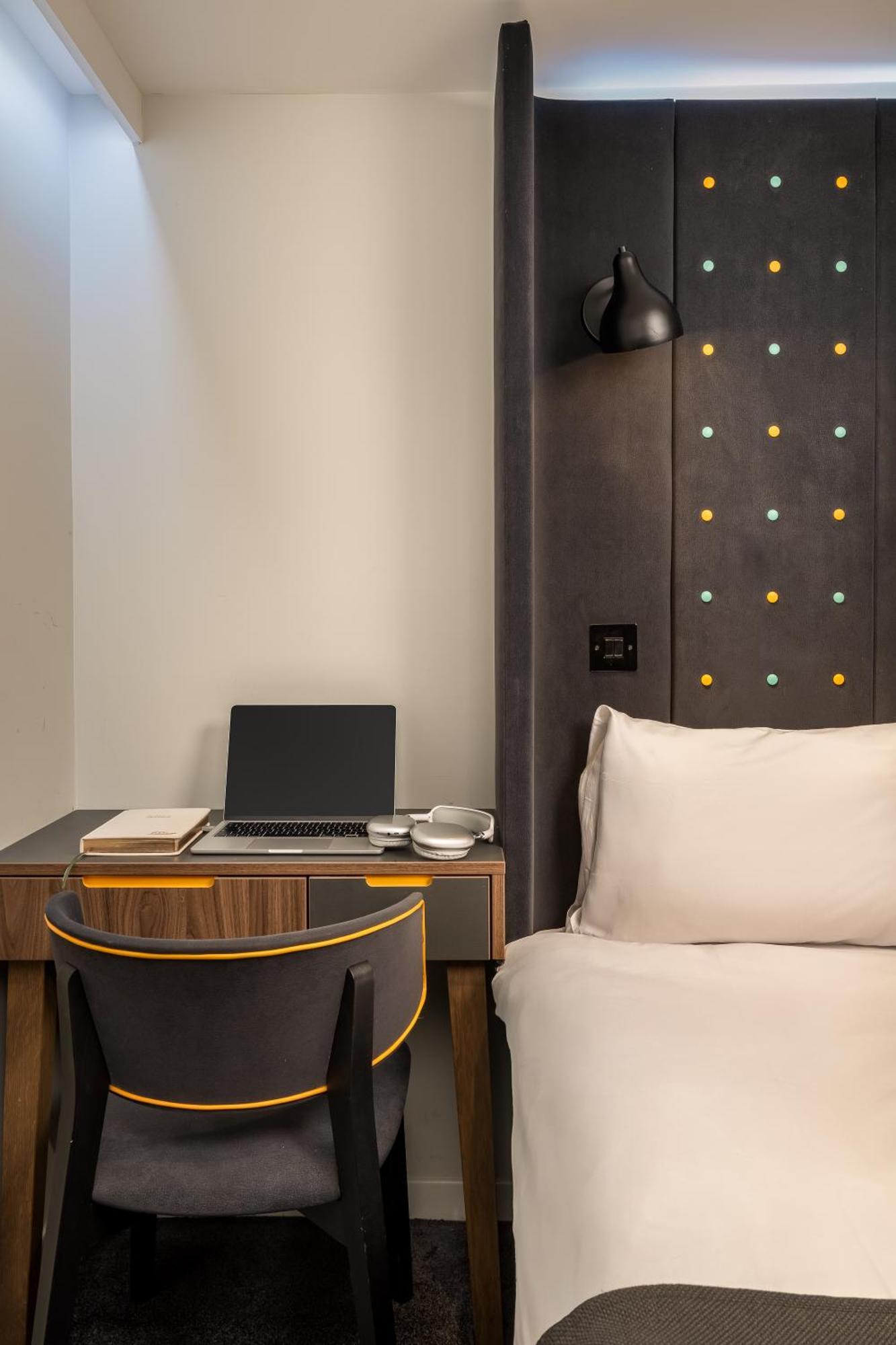 Cosy Double Room no Window