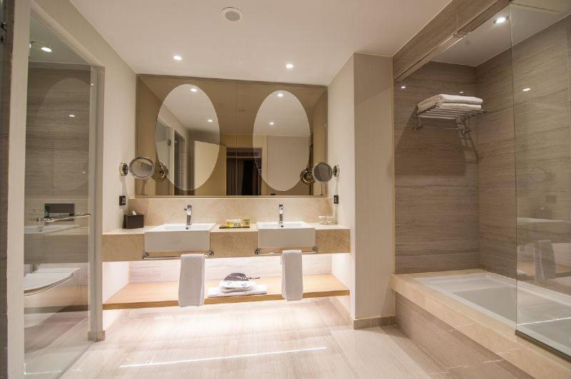 Deluxe King Suite