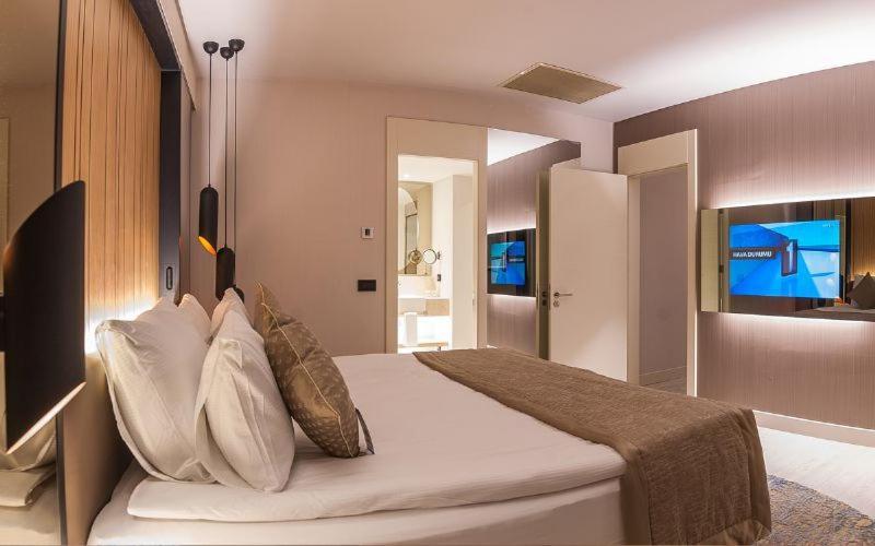 Deluxe King Suite