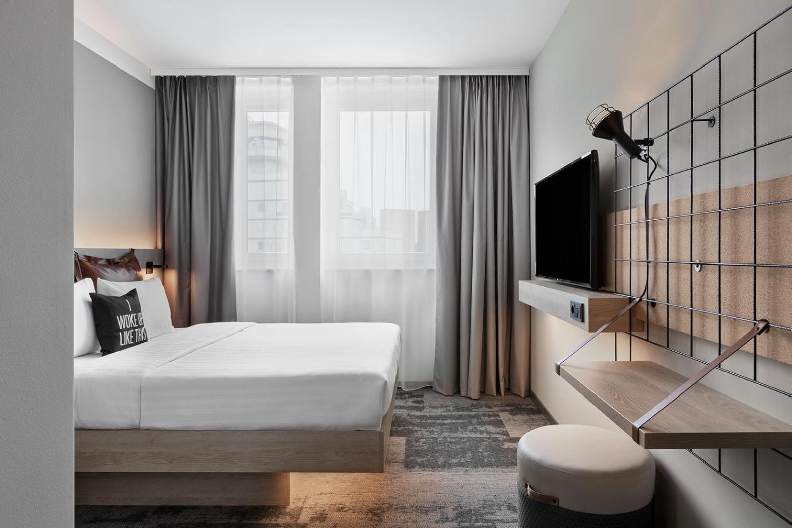 Moxy Queen Room