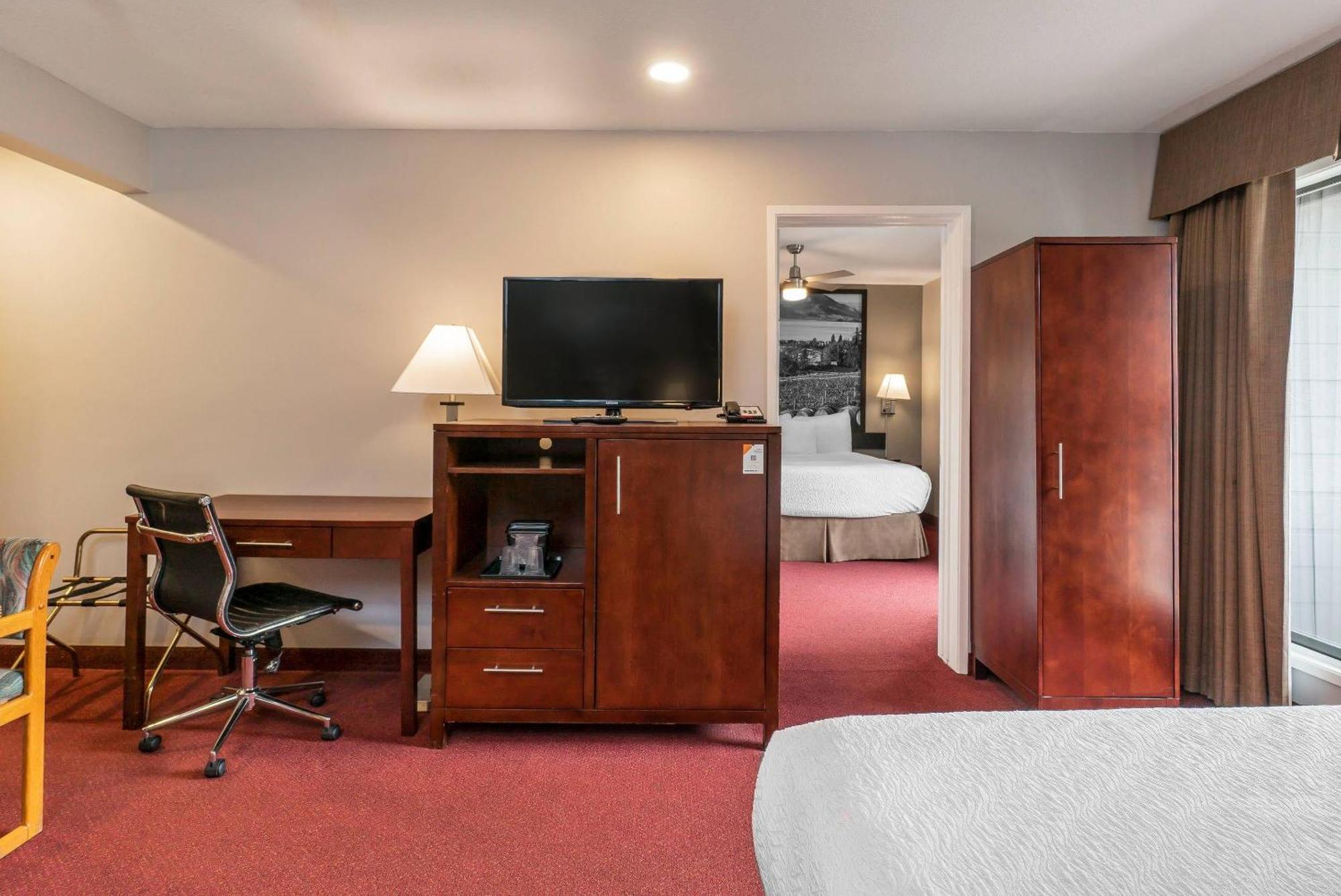 Deluxe Queen Studio Suite Non-Smoking