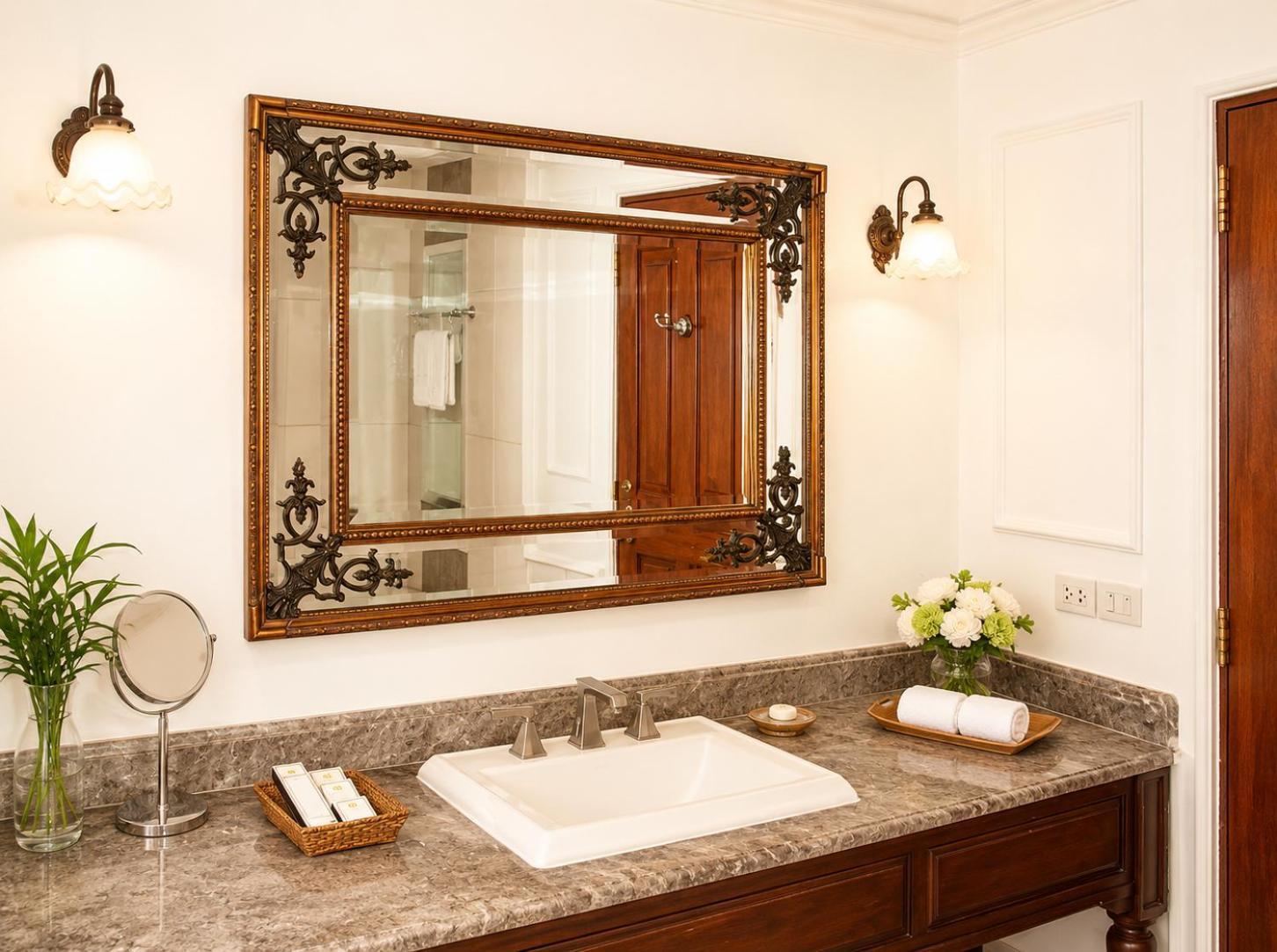 Colonial Deluxe Rooms