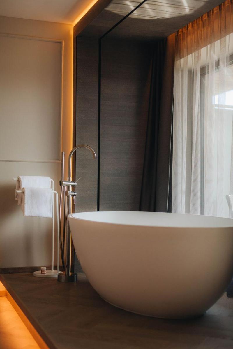 Deluxe Double Room Bath