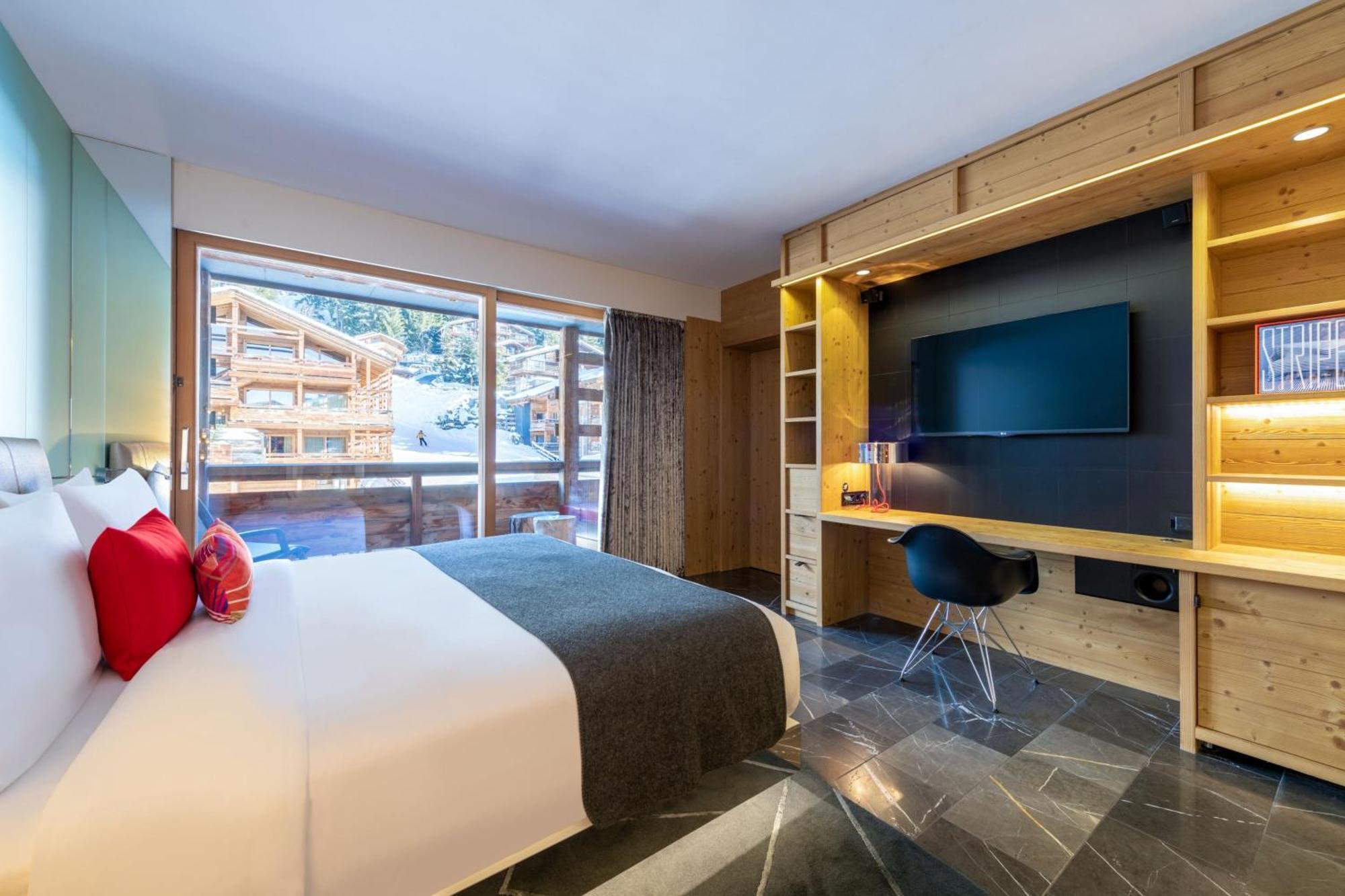 Superior King Room Balcony Mountain View