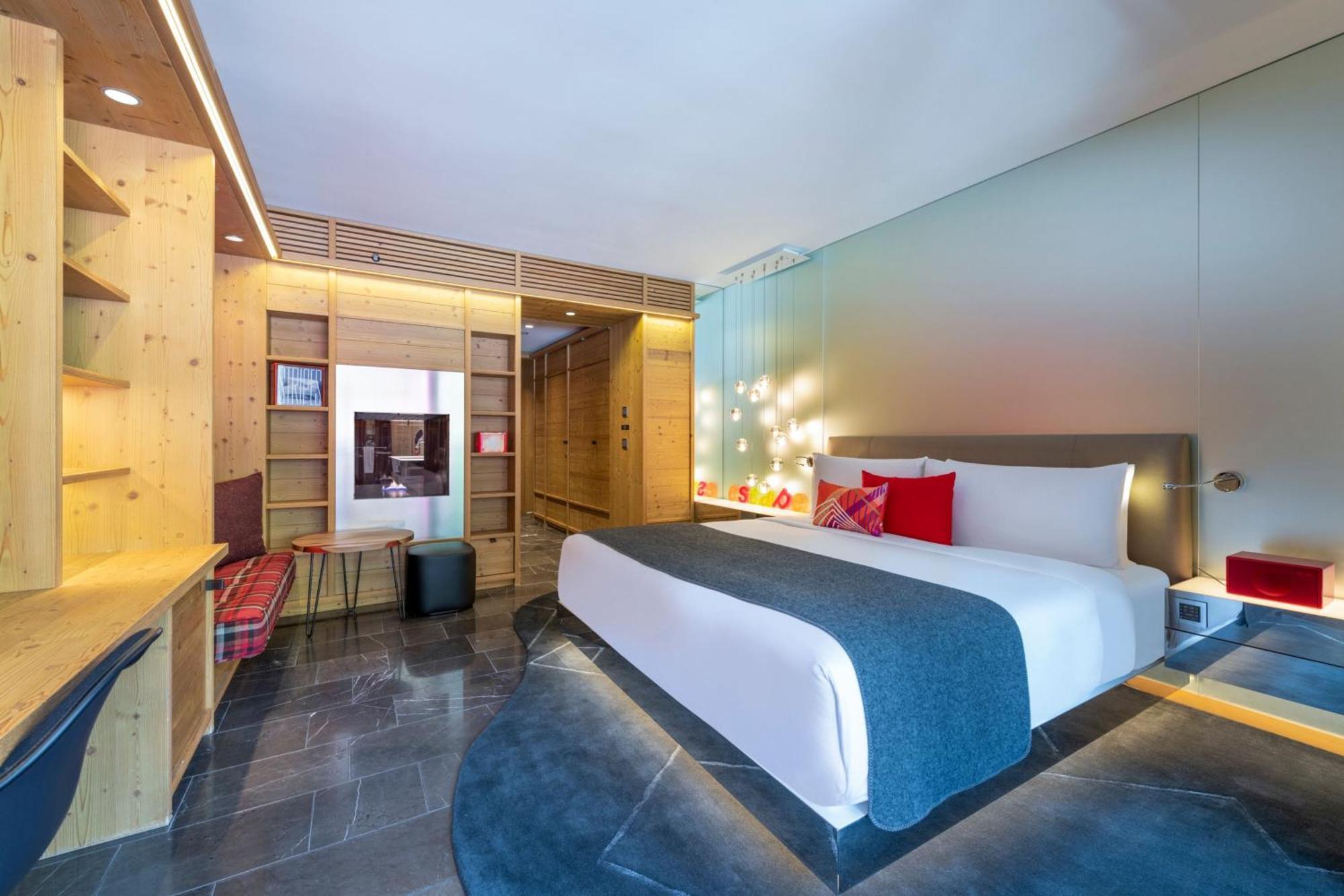 Cozy Family Room One King Bed One Single Bed Balcony
