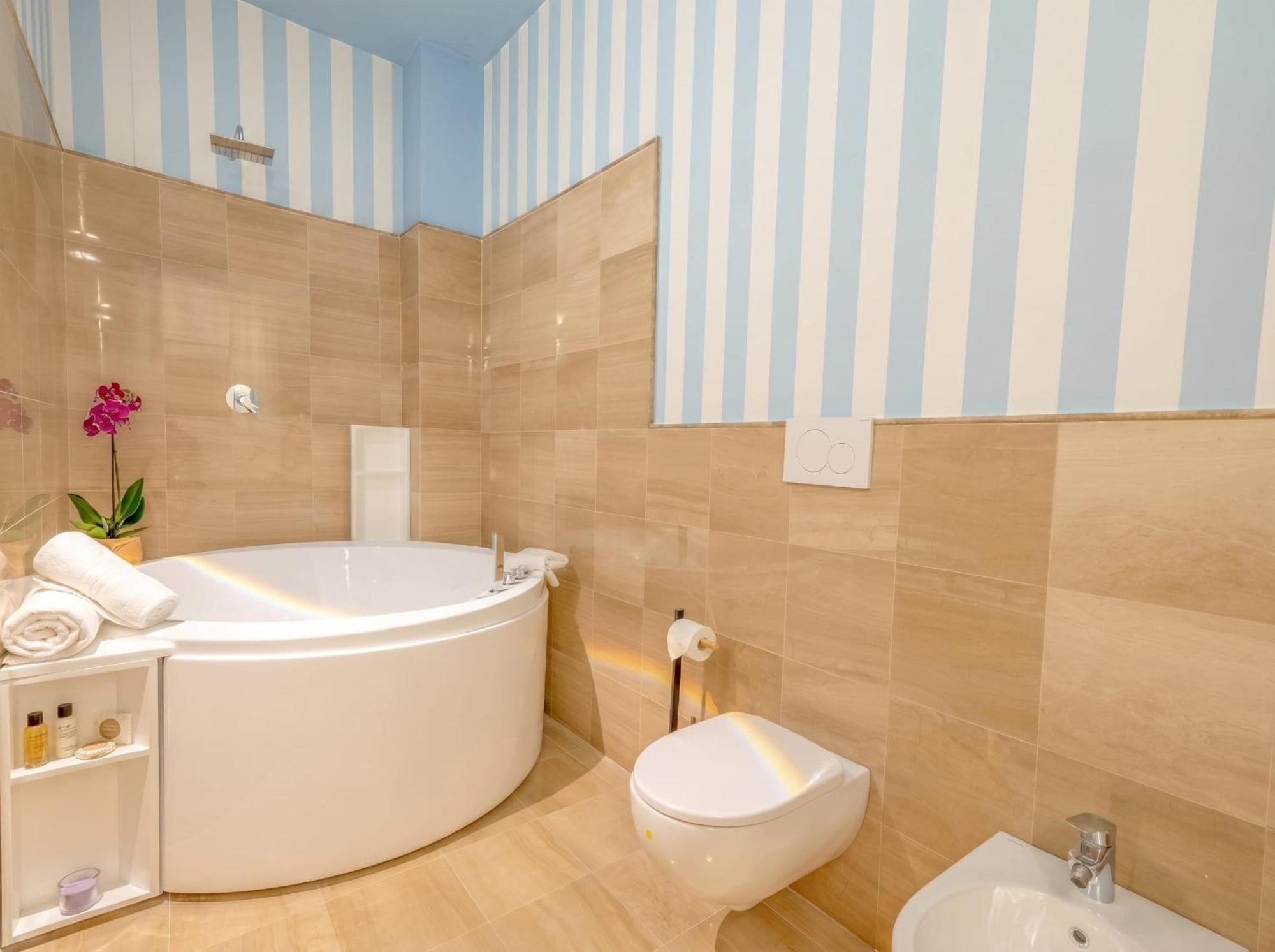 King Suite Spa Bath