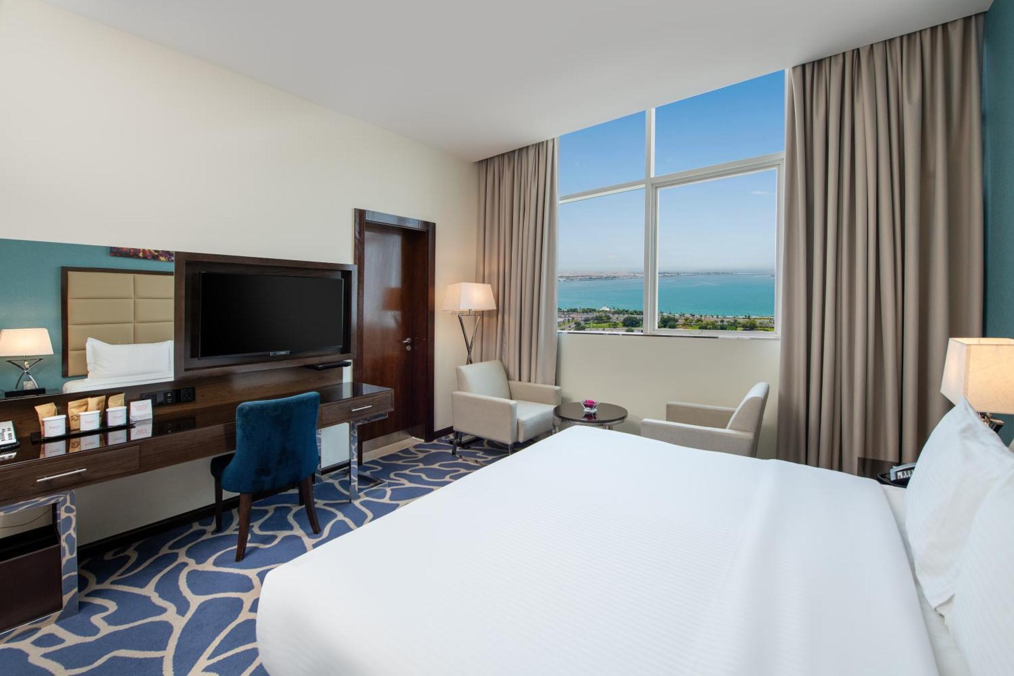 Deluxe King Room Partial Sea View