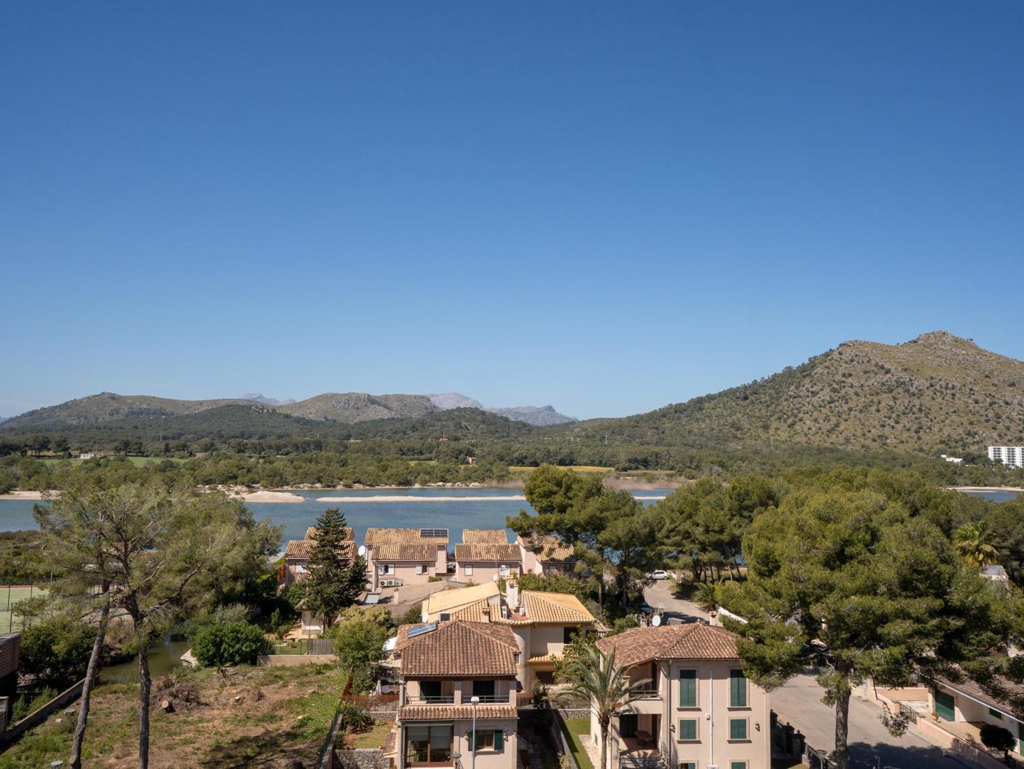 Superior One-Bedroom Apartment Lake View