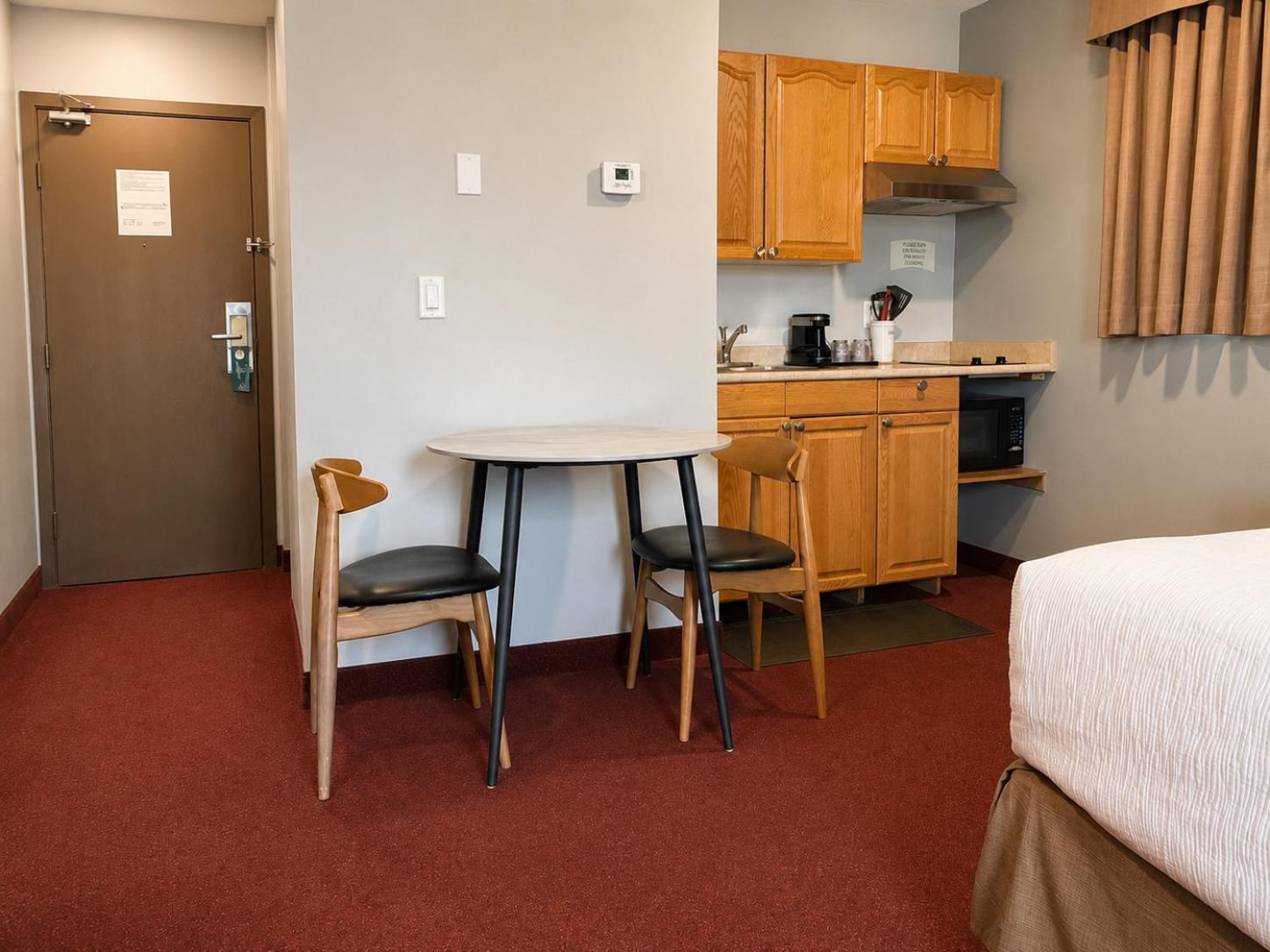 Efficiency Queen Room Non Smoking Non Pet Friendly