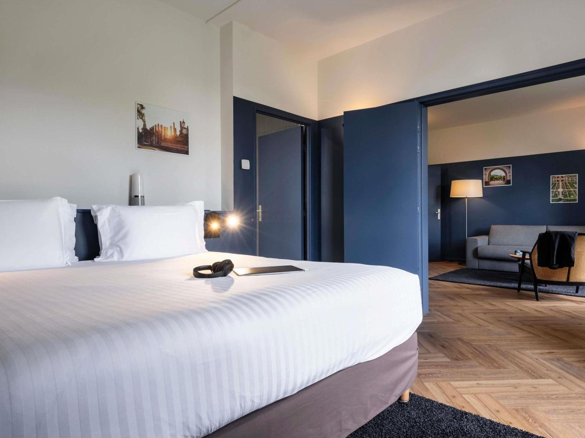 Junior King Suite with Sofa