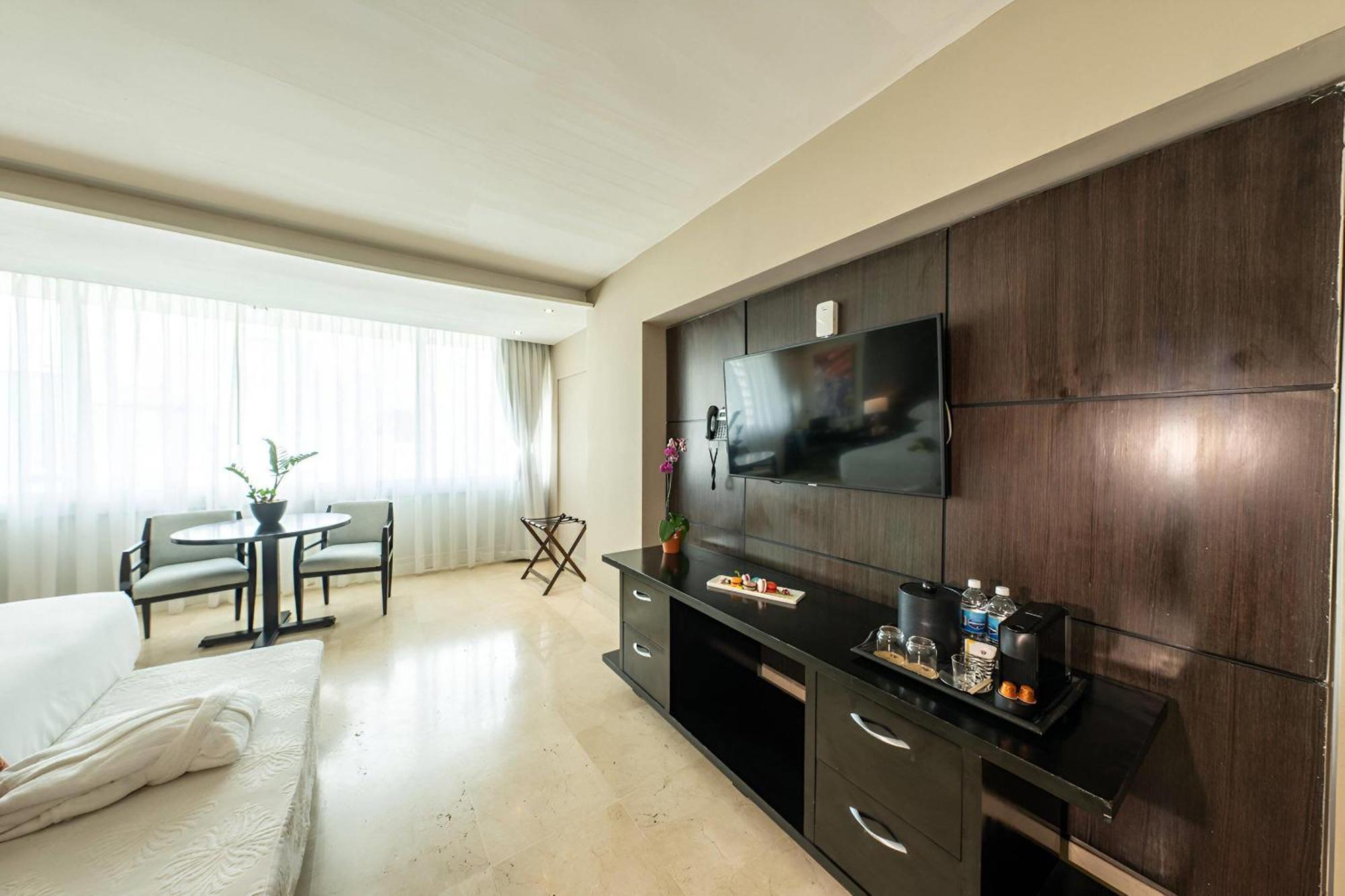 1 King Bed Superior Room City View