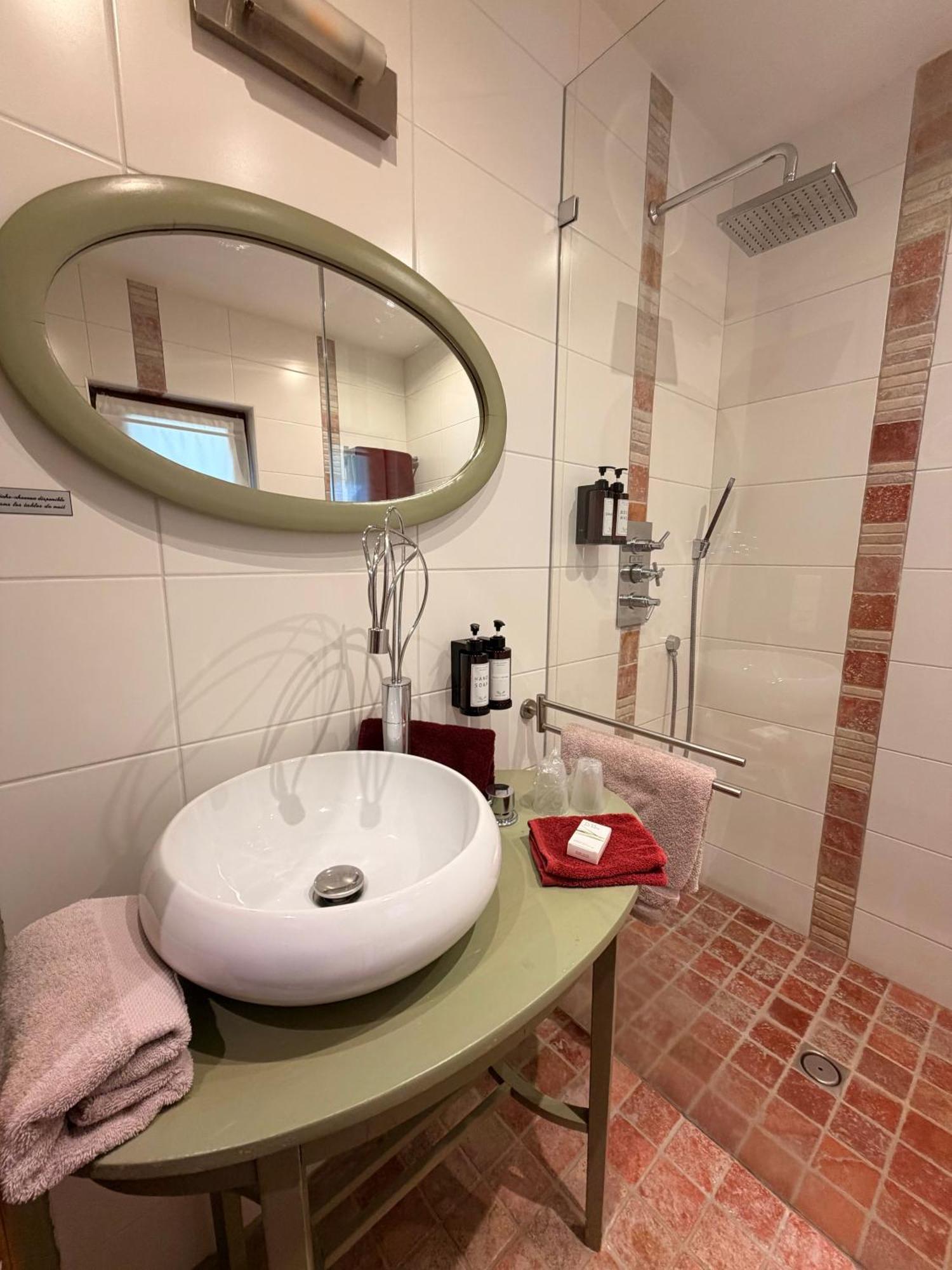 Deluxe Double Room Shower
