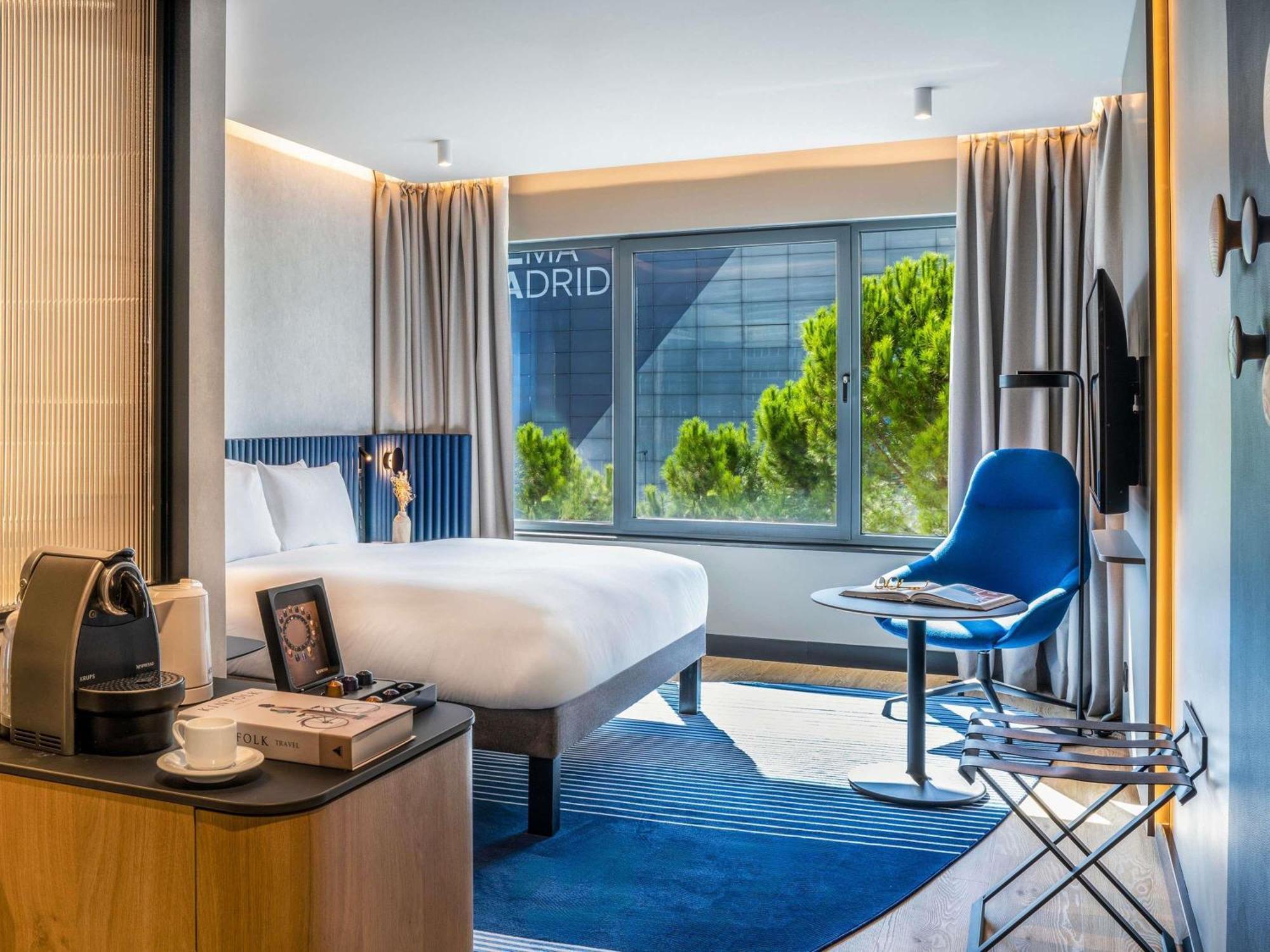 Executive Queen Room One Queen Bed the Deluxe Building