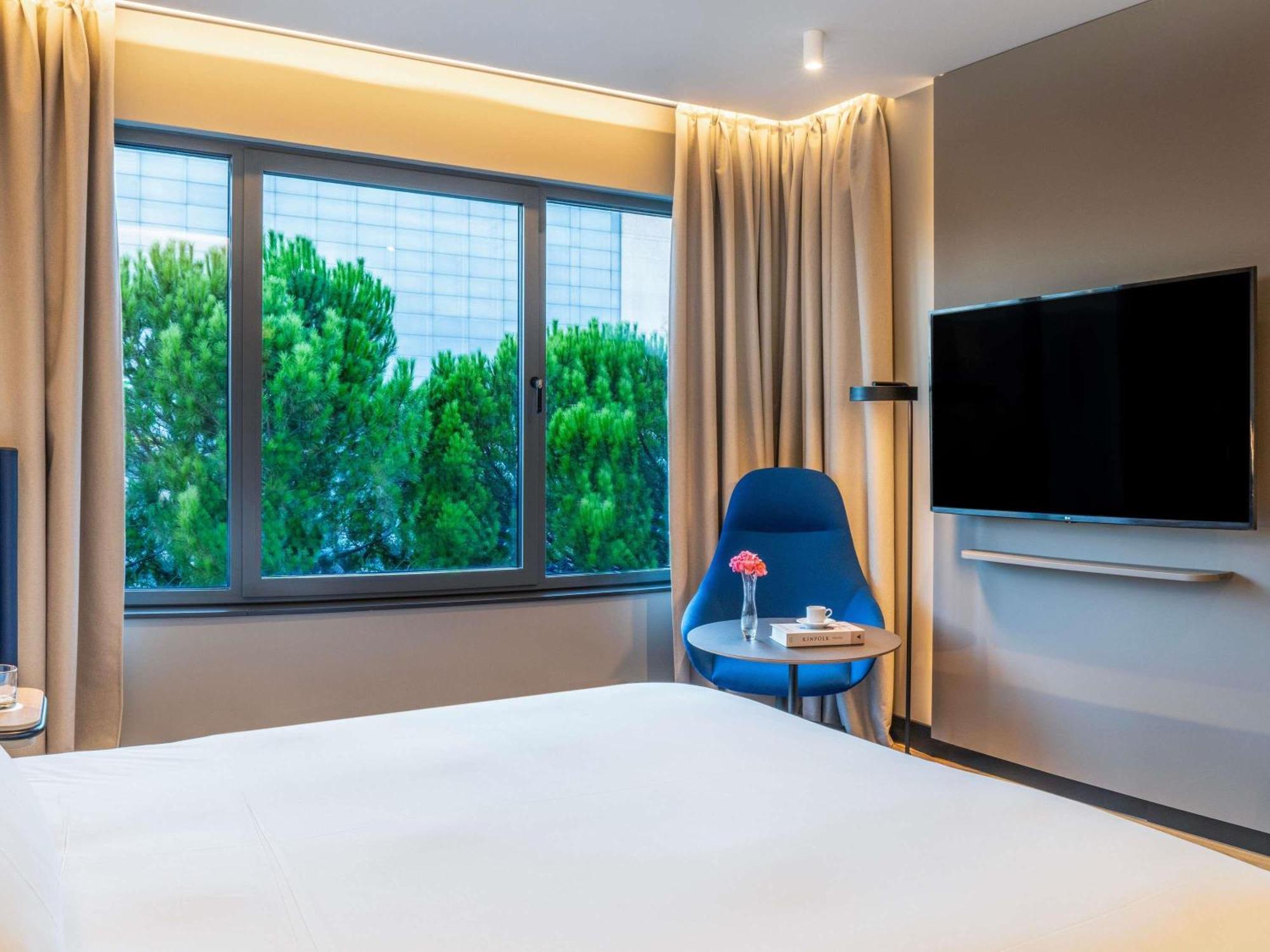 Executive Queen Room One Queen Bed the Deluxe Building