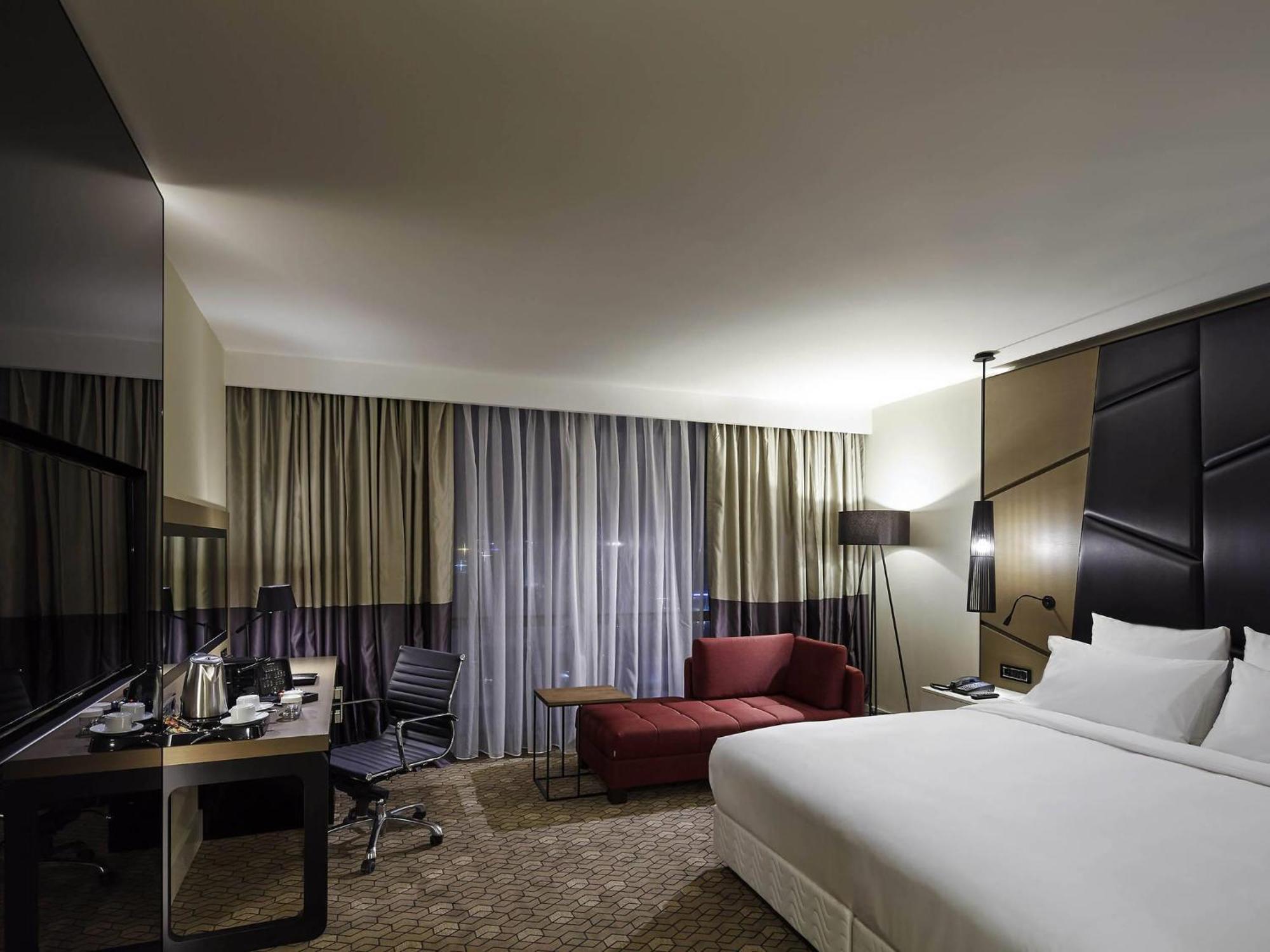 Deluxe Room King Bed City View