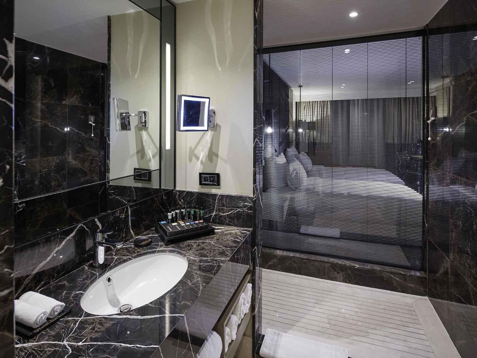 Superior Room King Bed City View