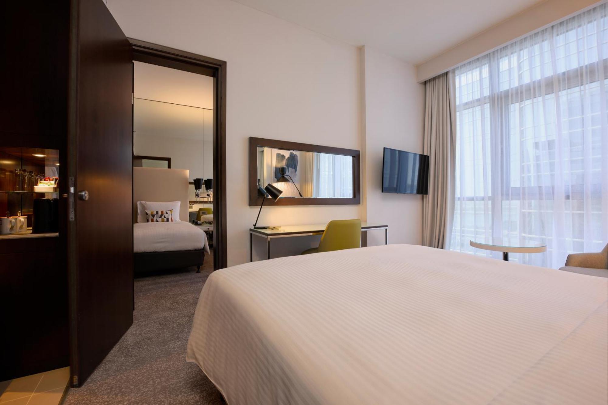 Family Connecting Rooms Queen Twin Bed