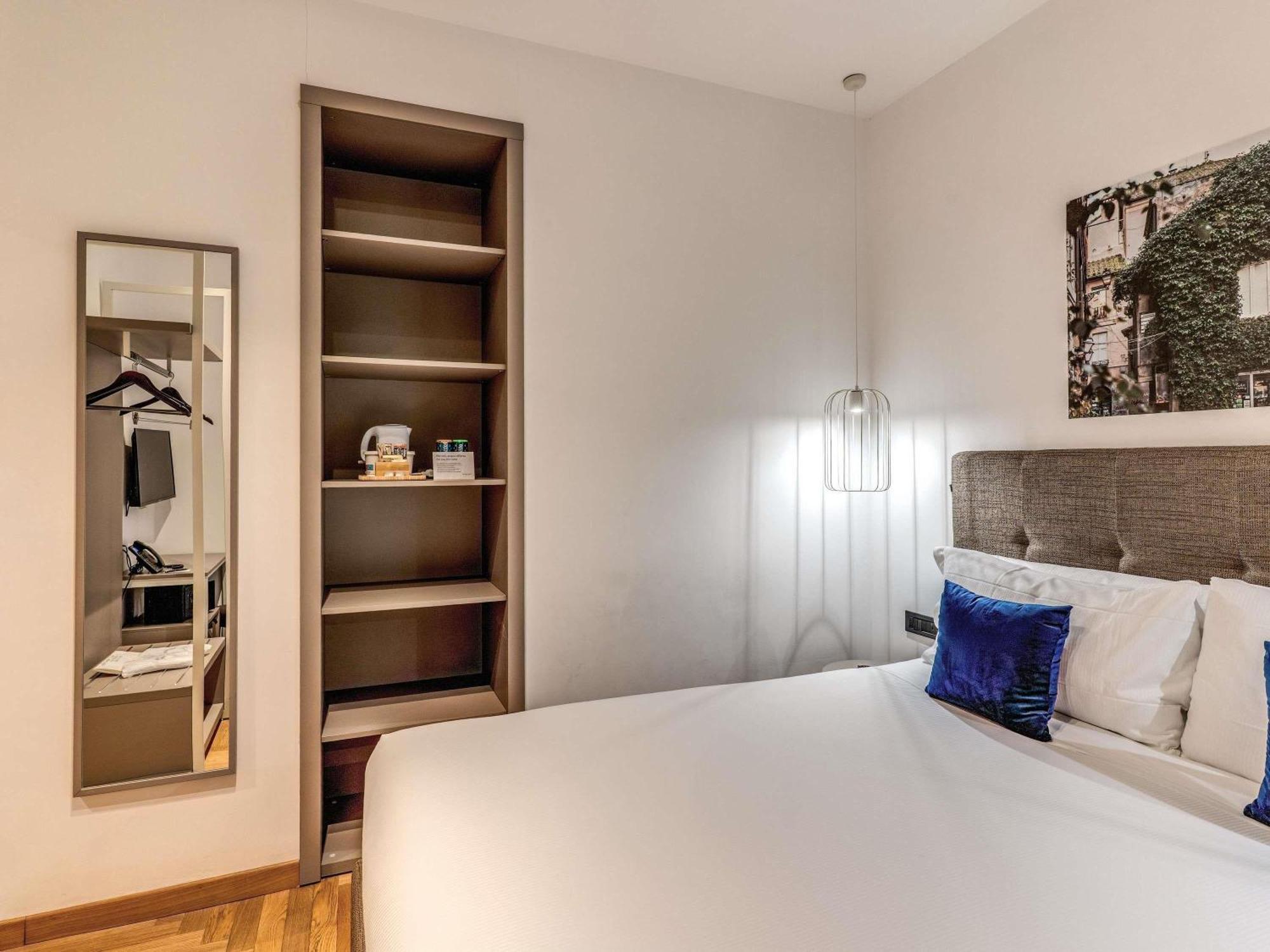 Habitación estándar con una cama doble o dos camas individuales y vistas al interior