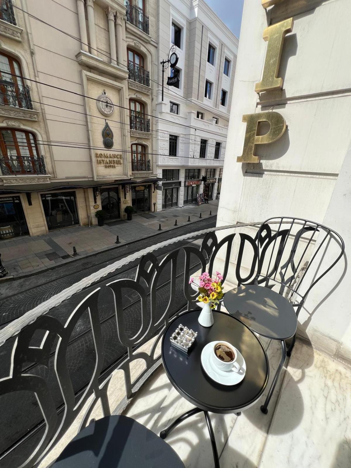 Deluxe Triple Room Balcony