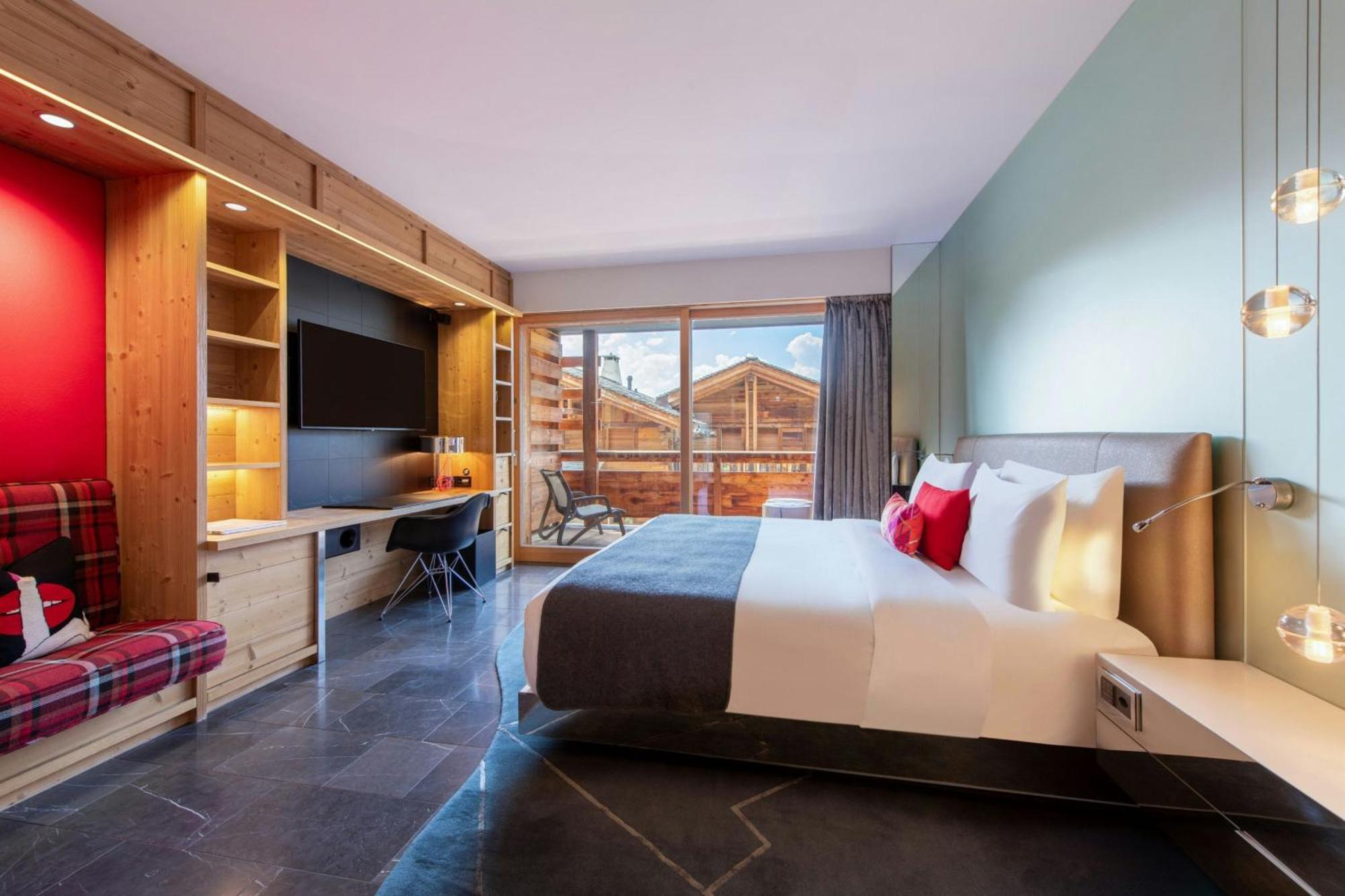 Cozy Family Room One King Bed One Single Bed Balcony